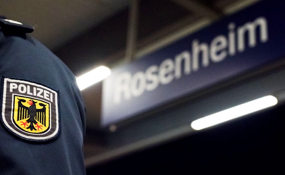 Syrer ohne Maske und Fahrkarte greift Polizisten in Rosenheimer Zug an!