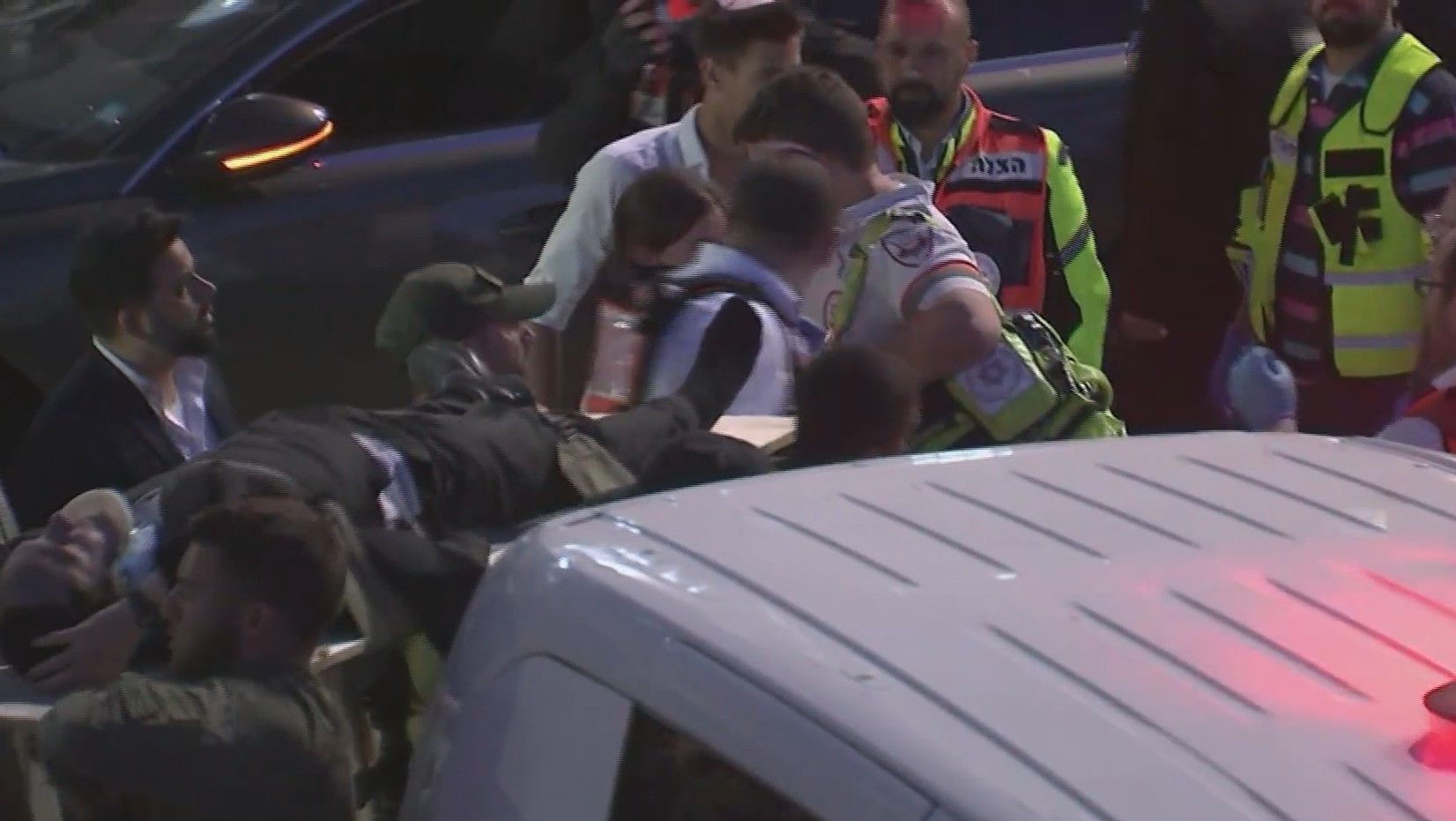 Tribüne stürzt ein – zahlreiche Tote & Verletze