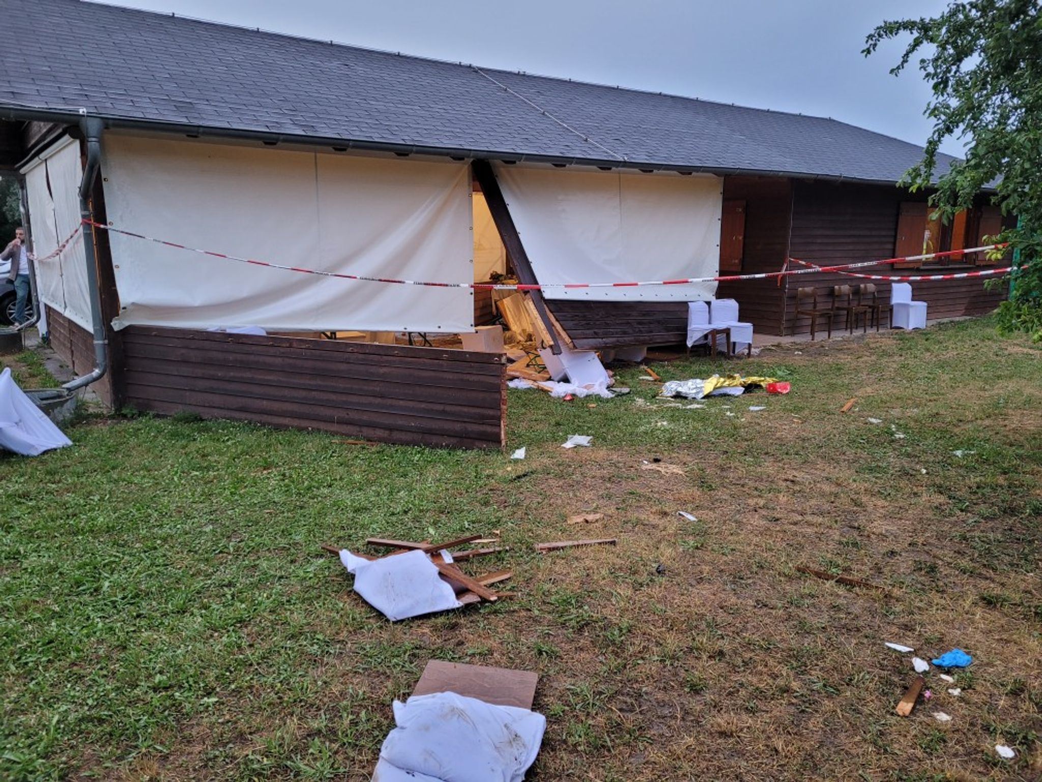 Auto rast in Geburtstagsparty – viele Opfer