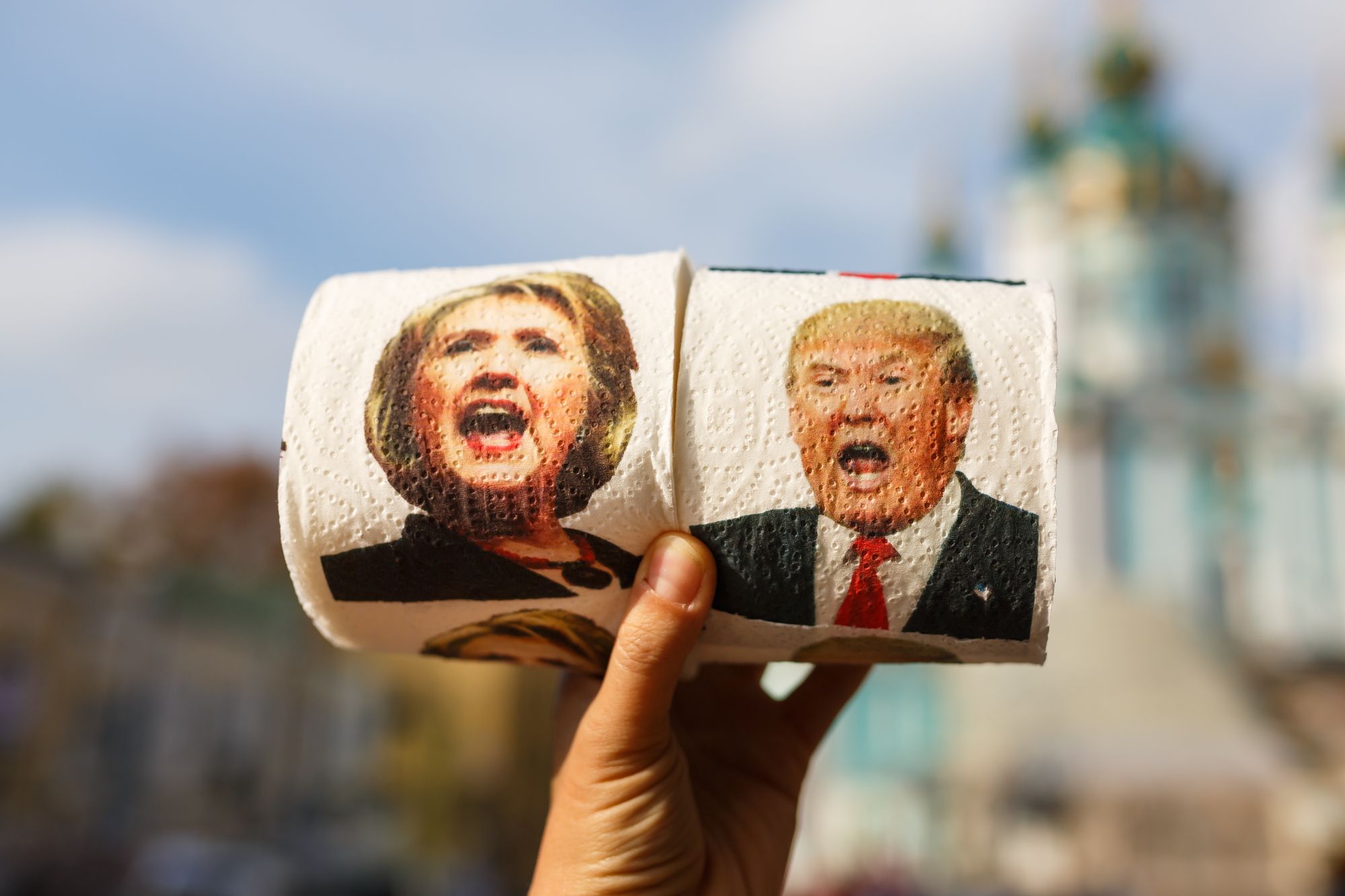 Trump verklagt Clinton