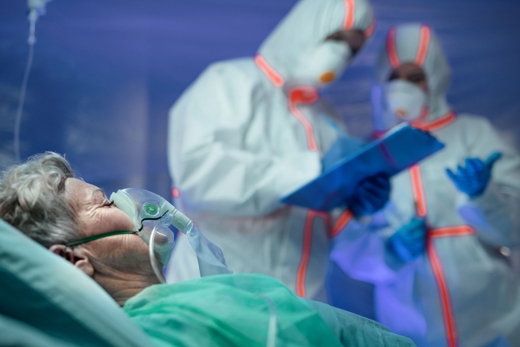 Ungeimpfte Frau stirbt an Corona – Ärzte behandeln sie zu spät , weil sie den Impfpass fälschte!