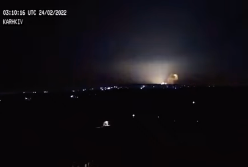 VIDEO: Explosionen in Kiew und Charkiw – Russland bombardiert die Ukraine
