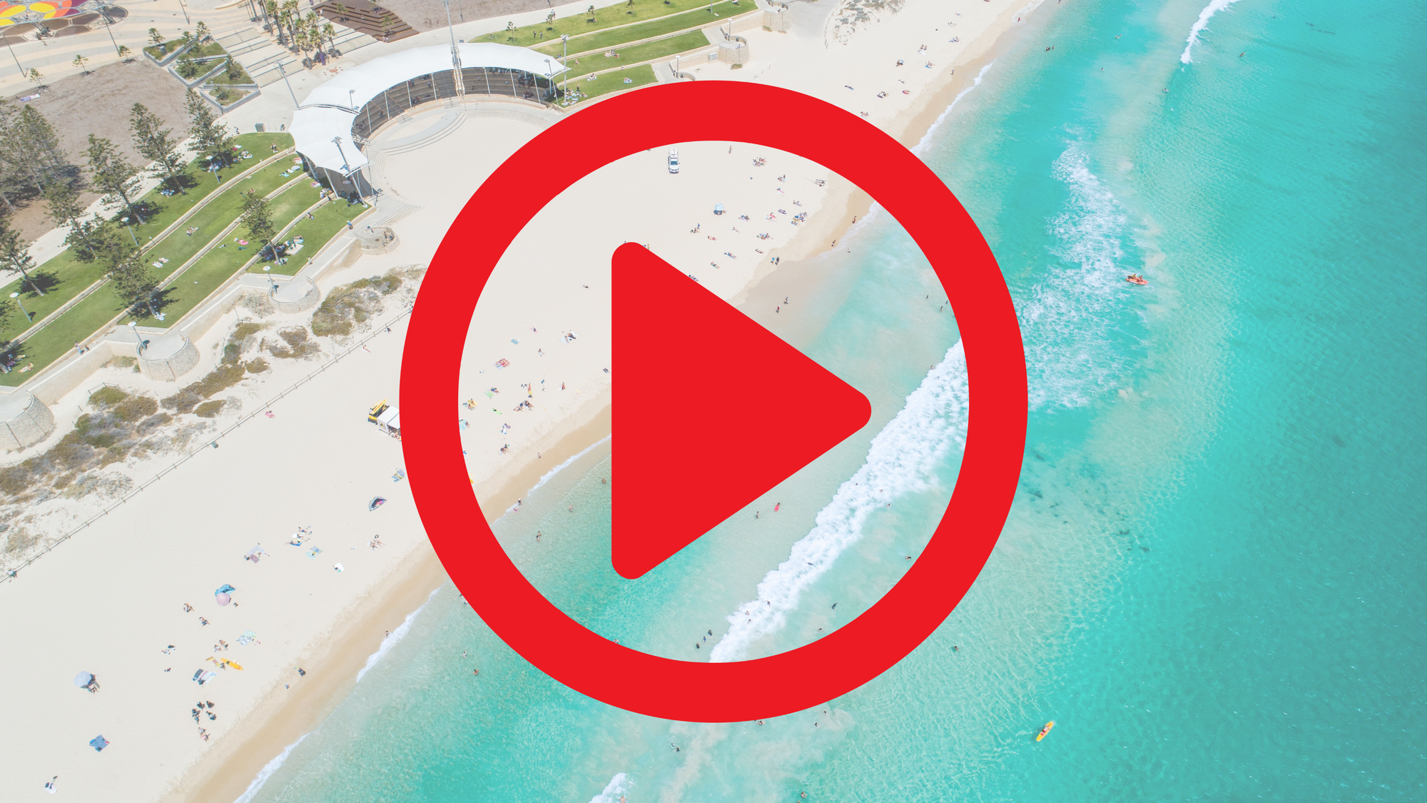 Video: Flugzeug stürzt vor vollem Strand ins Meer