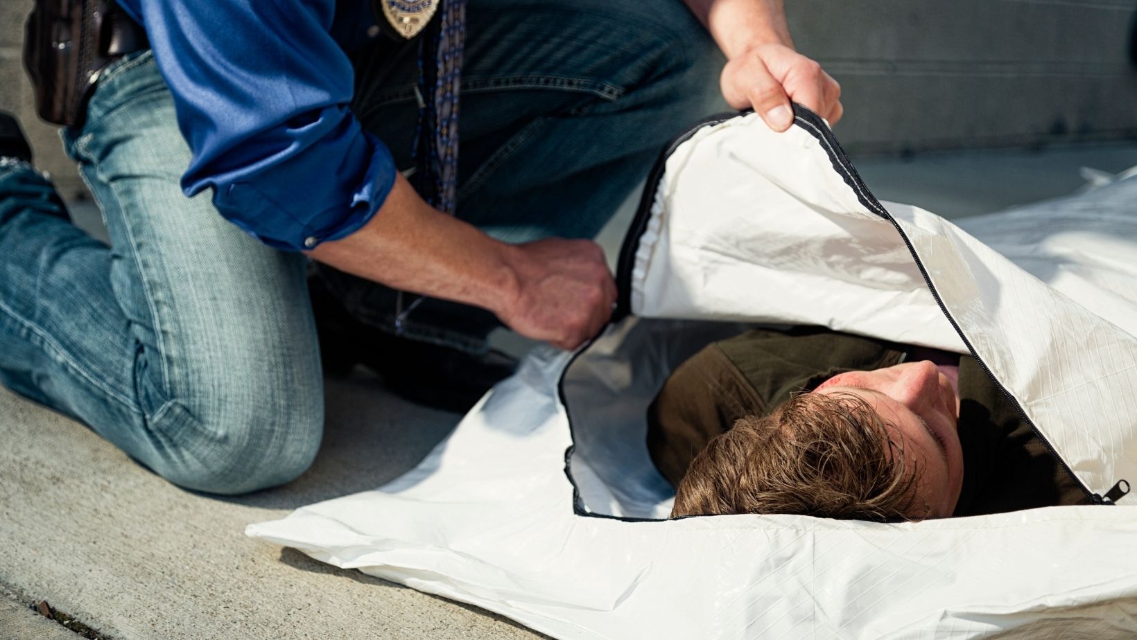 Video: Krankenwagen verliert Leiche