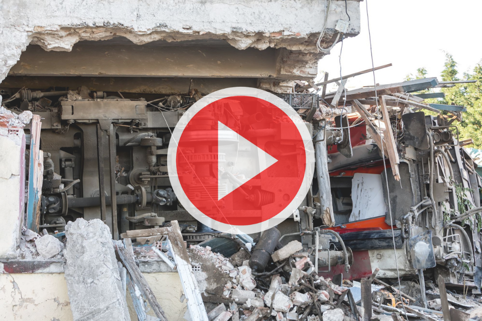 Video: Zug rast durch Bus