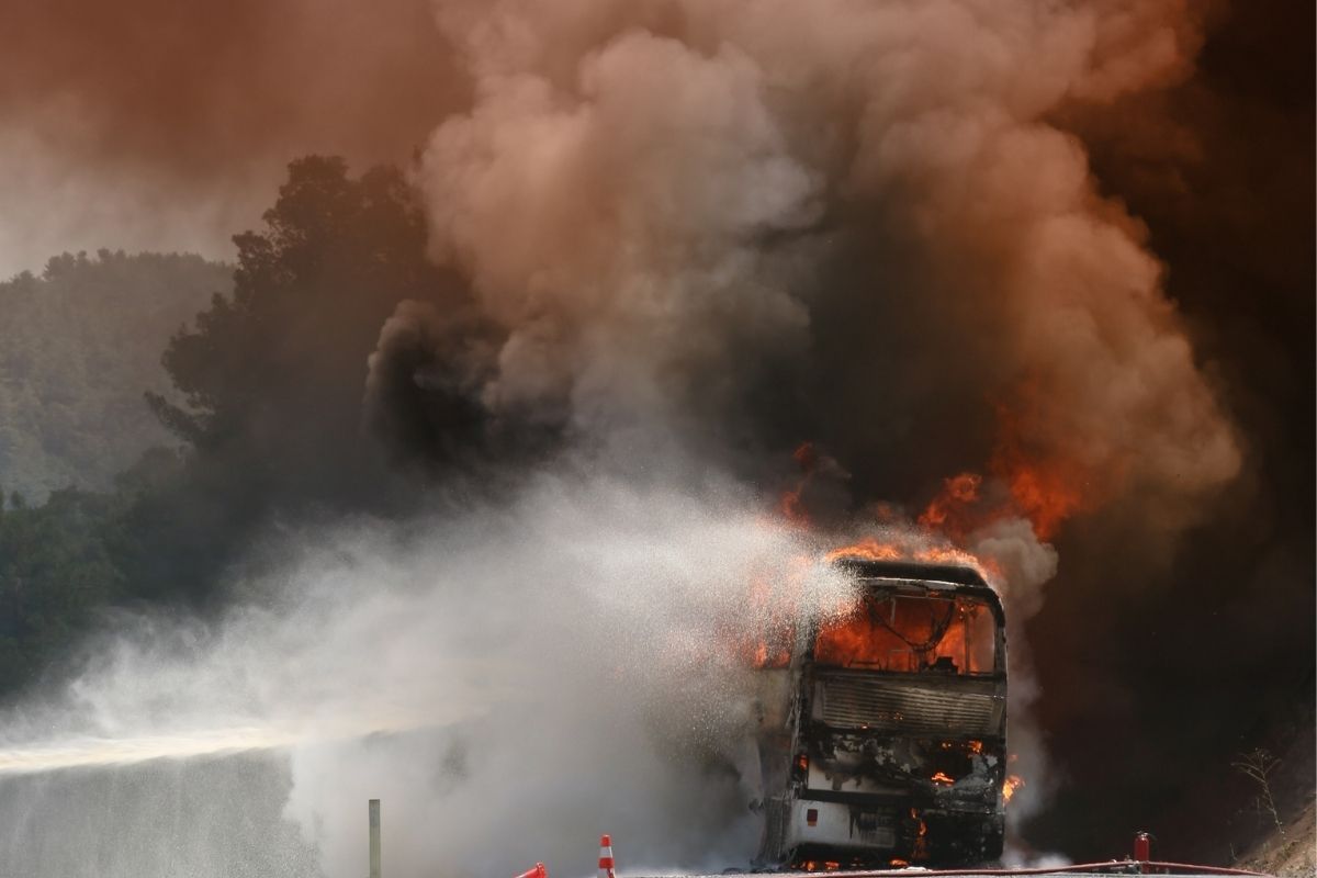 Vollbesetzter Reise-Bus rast in Tanklaster – viele Todesopfer