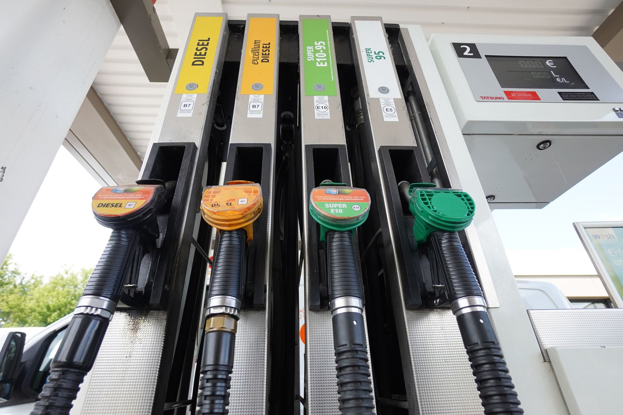 Ifo: Ölkonzerne geben Tankrabatt fast vollständig weiter