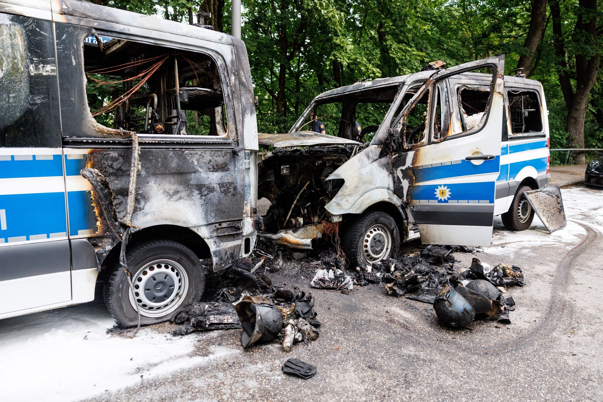 Vor G7-Gipfel: Brandstiftung an Polizeiautos