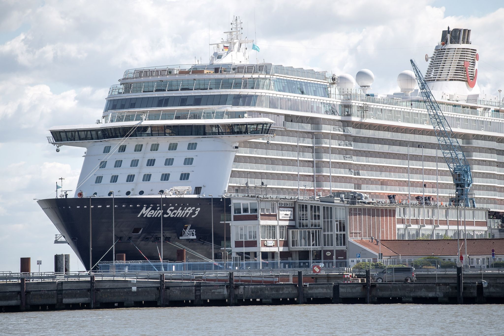Kreuzfahrtschiff nimmt gestrandete Flugreisende mit