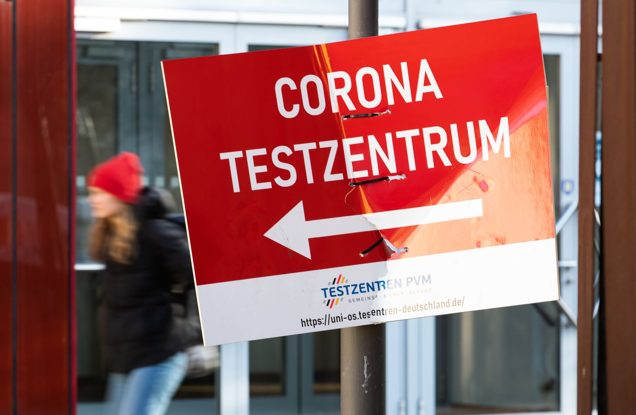 RKI: Sieben-Tage-Inzidenz steigt auf fast 700