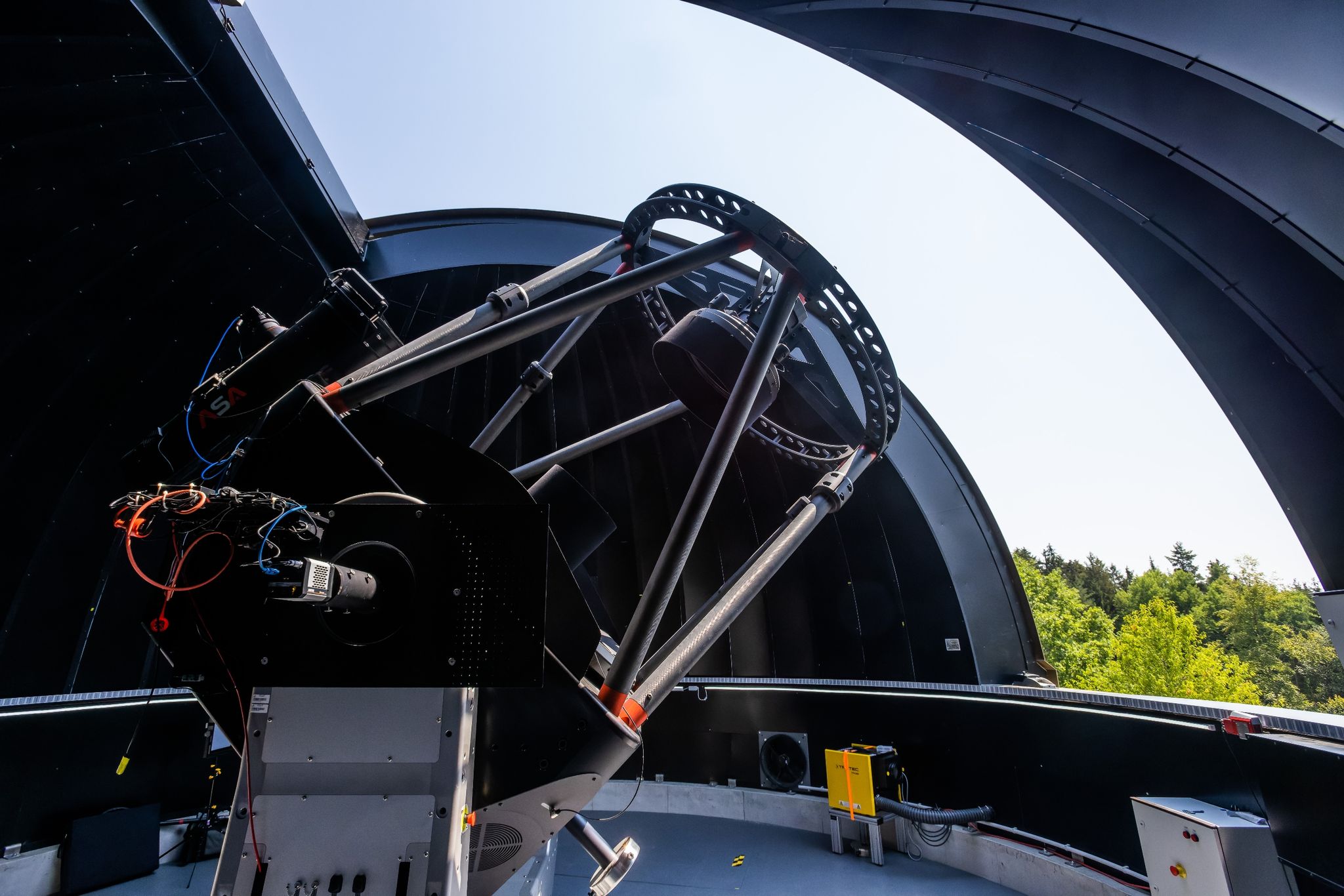 Dem Weltraummüll auf der Spur – Observatorium eingeweiht