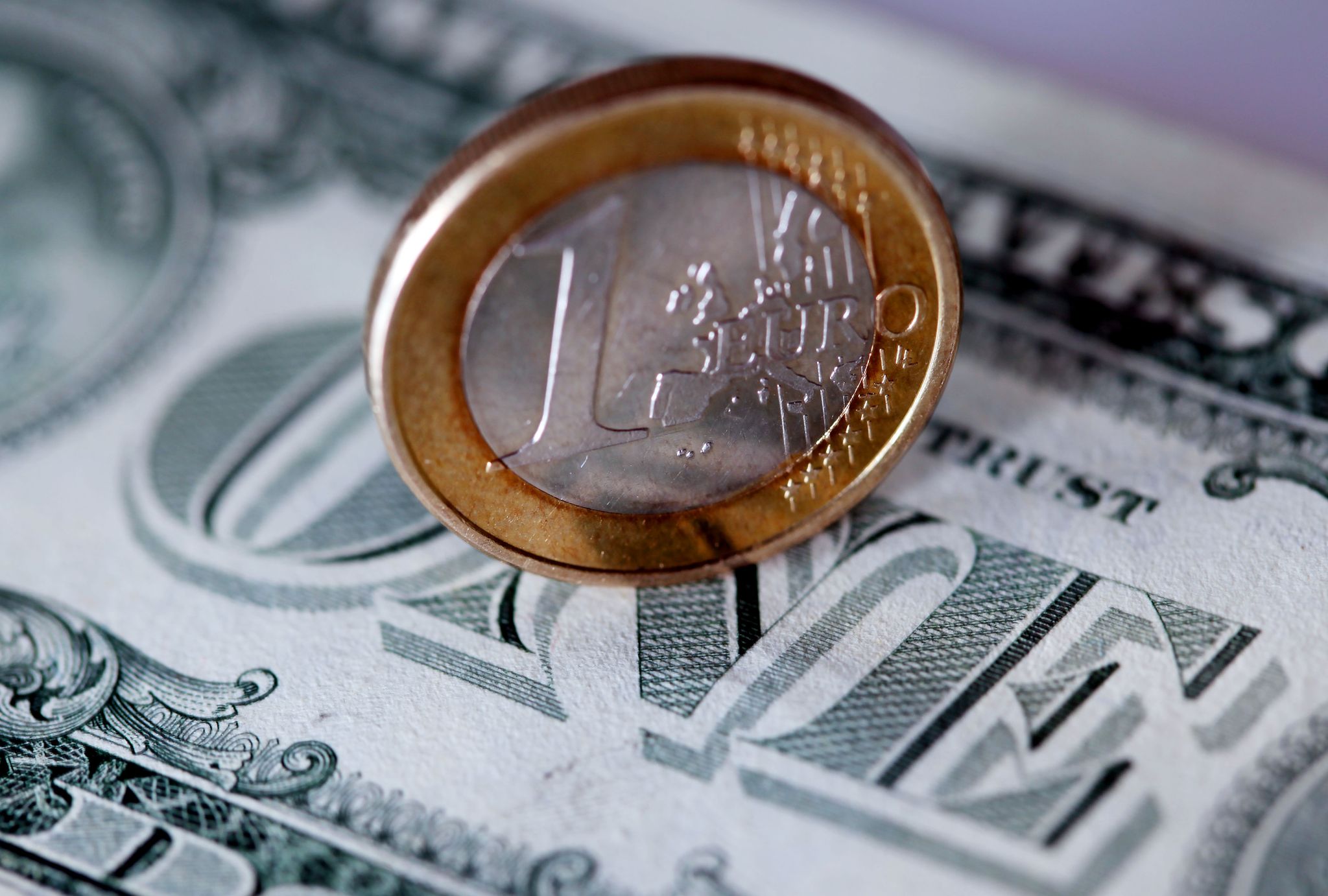 Eurokurs fällt erstmals seit 2002 auf einen US-Dollar