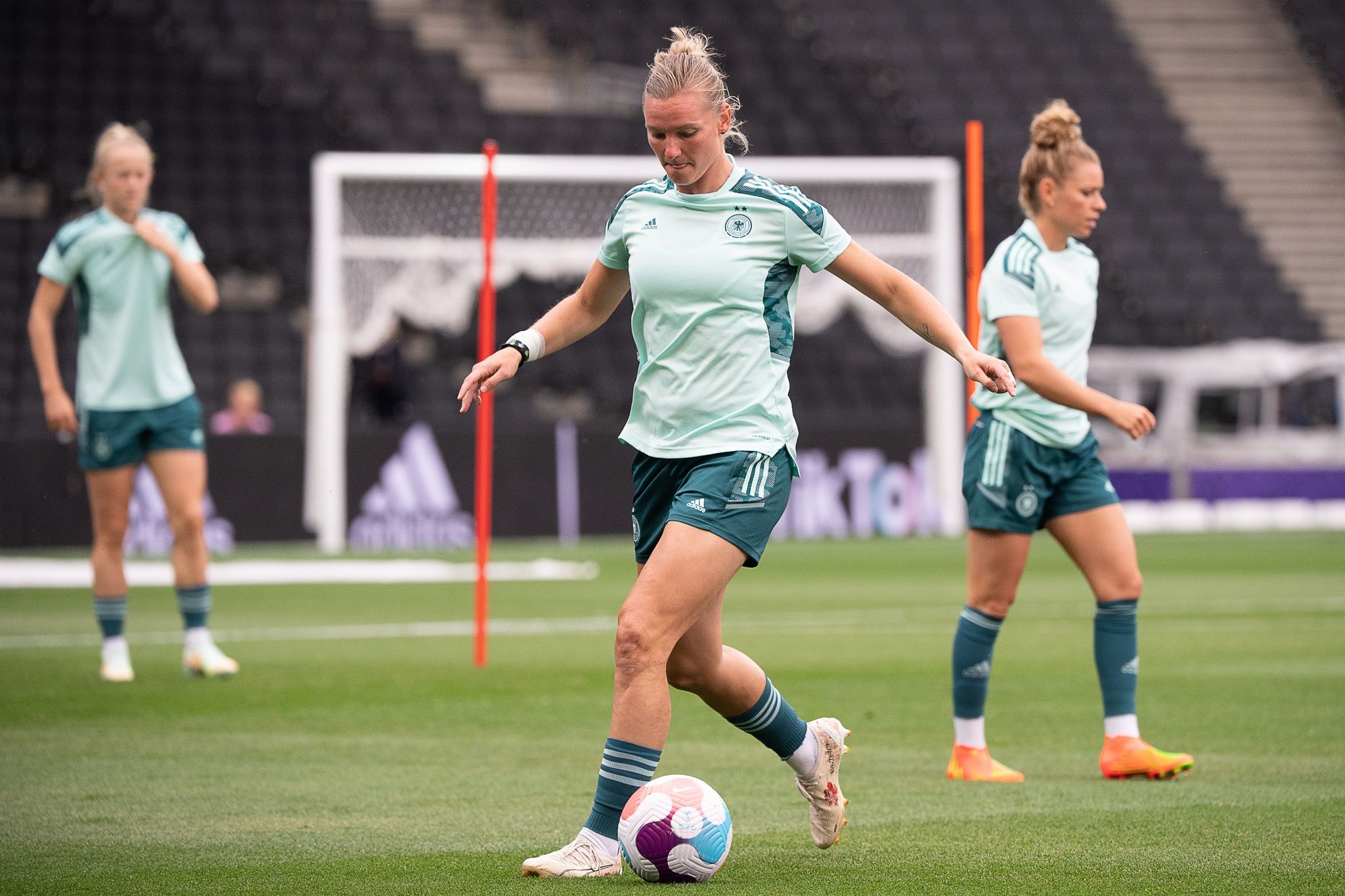 Lob für Popp und Schüller: DFB-Frauen gegen Frankreich