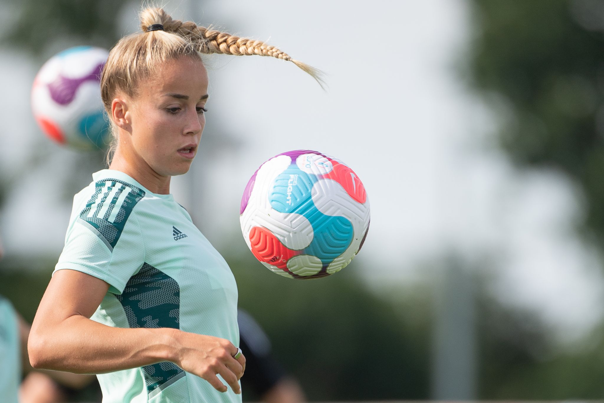 Giulia Gwinn bei EM: Eltern mit Perücken fiebern mit