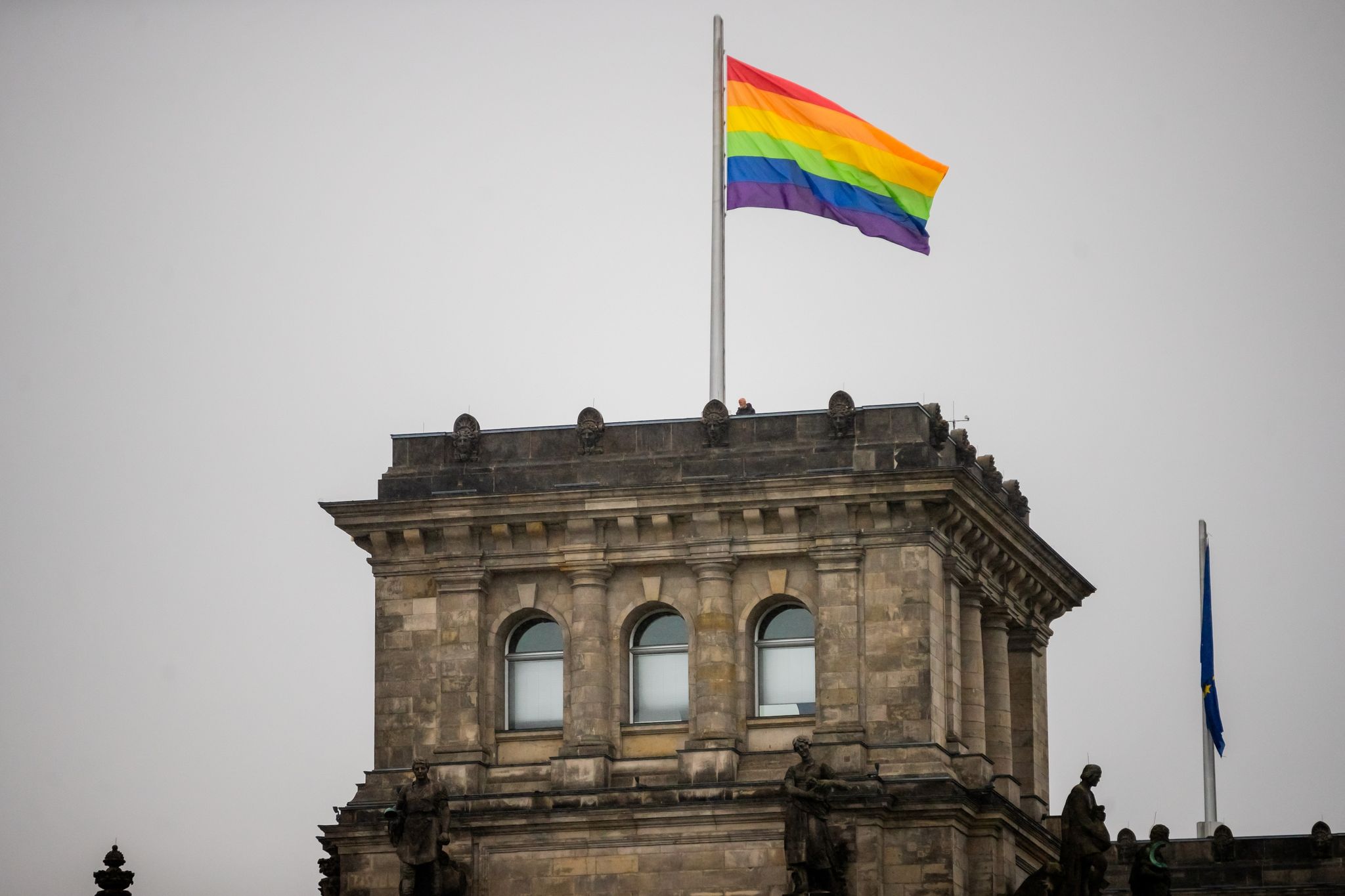 Bundestag hisst erstmals Regenbogenflagge