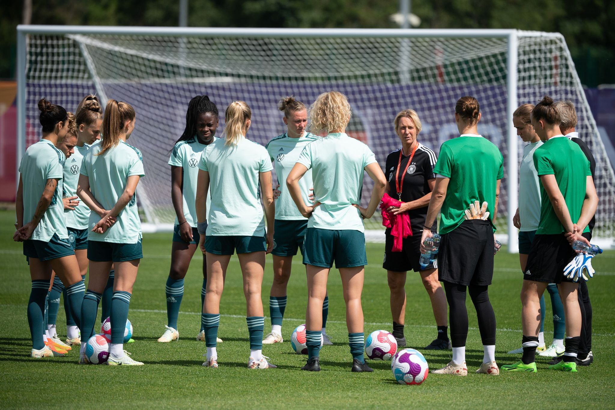 DFB-Frauen selbstbewusst gegen Spanien