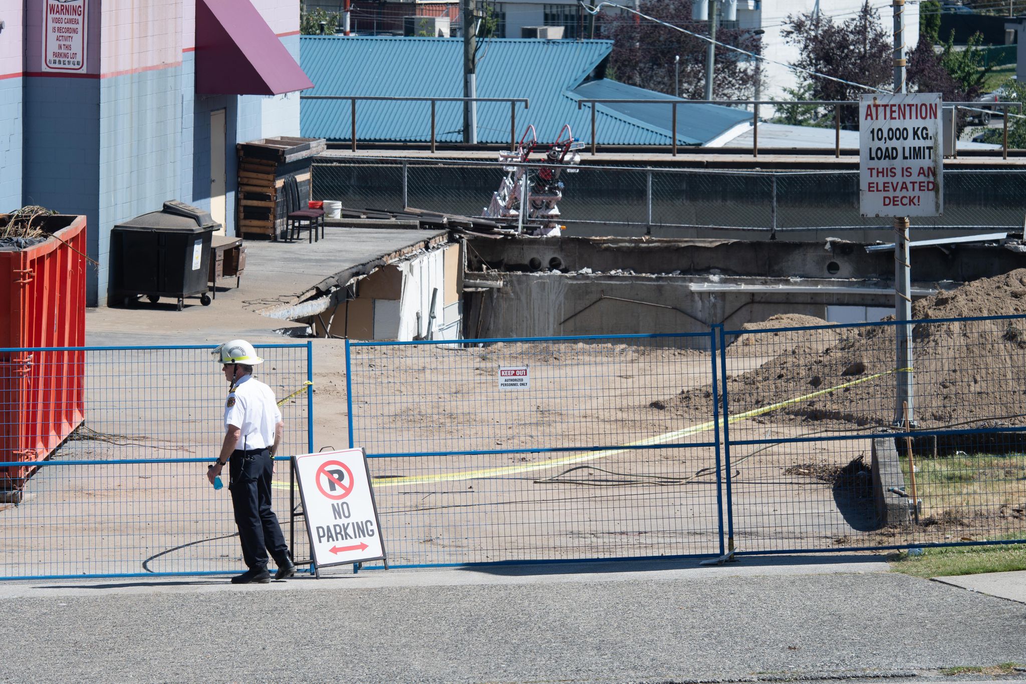 Tote & Verletzte – Parkdeck stürzt auf Bürogebäude