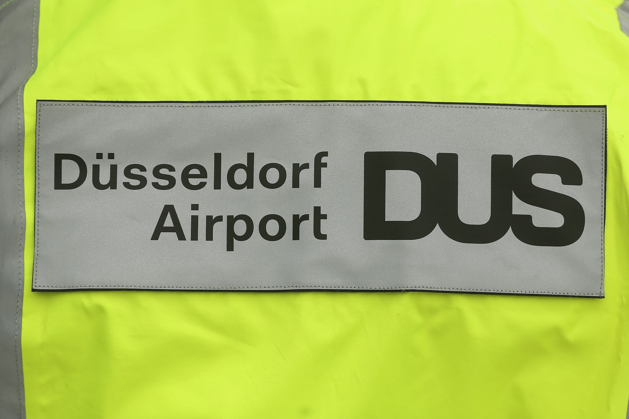 Mitarbeiter zeigen IS-Geste am Düsseldorfer Flughafen