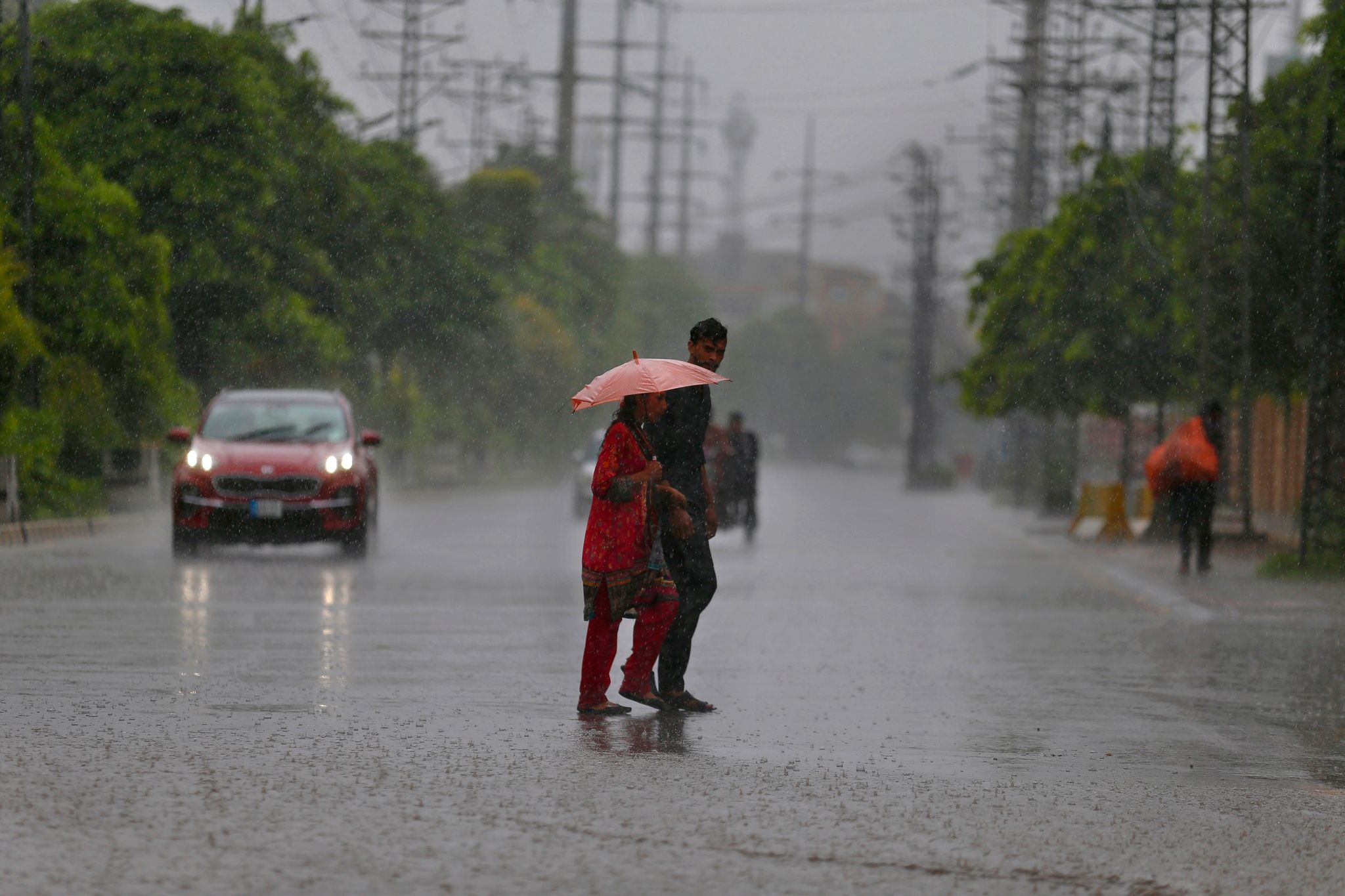 Flut in Pakistan: Helfer bringen Dorfbewohner in Sicherheit