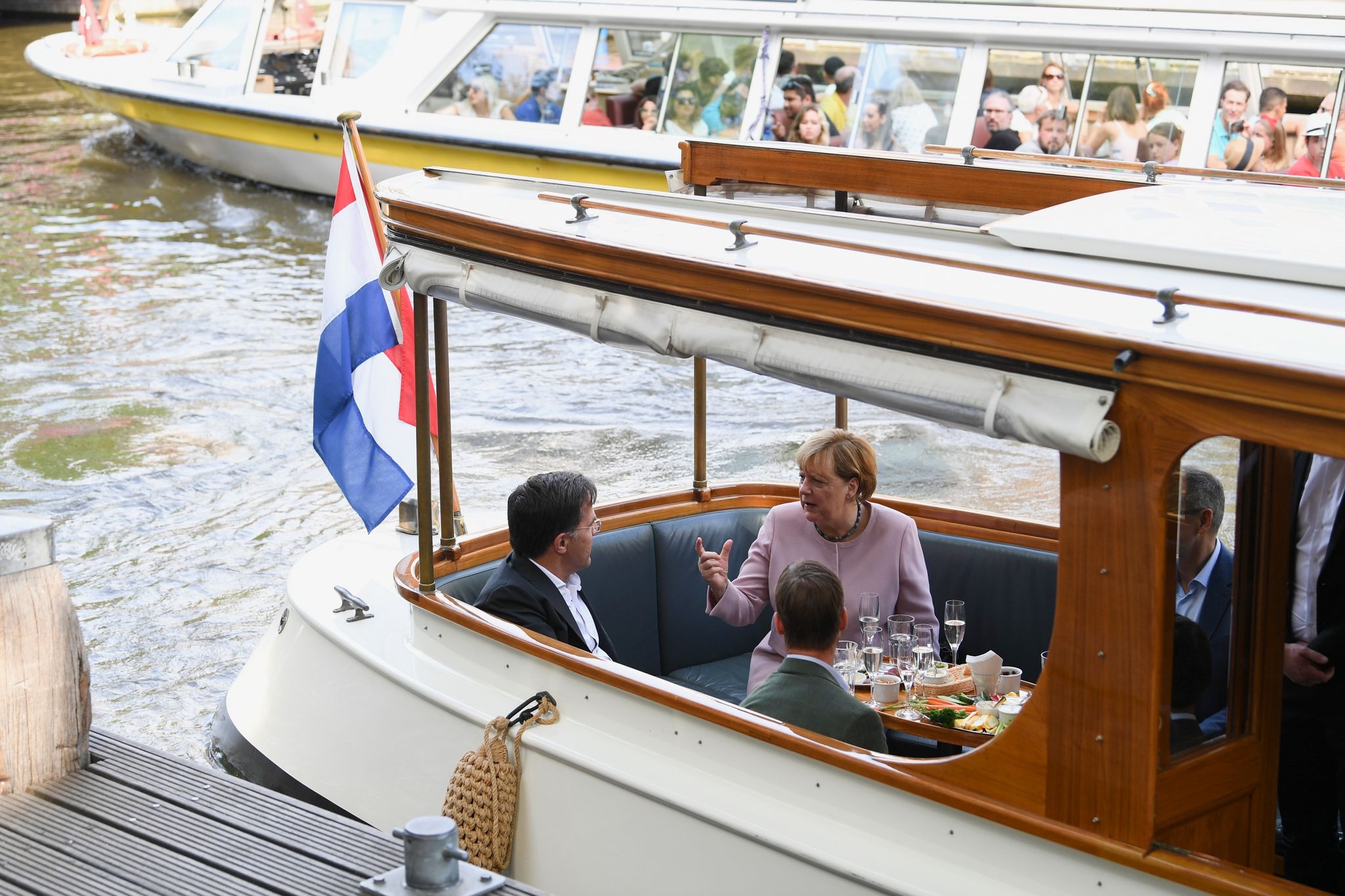 Rutte verleiht Merkel Ritterorden auf Amsterdamer Gracht