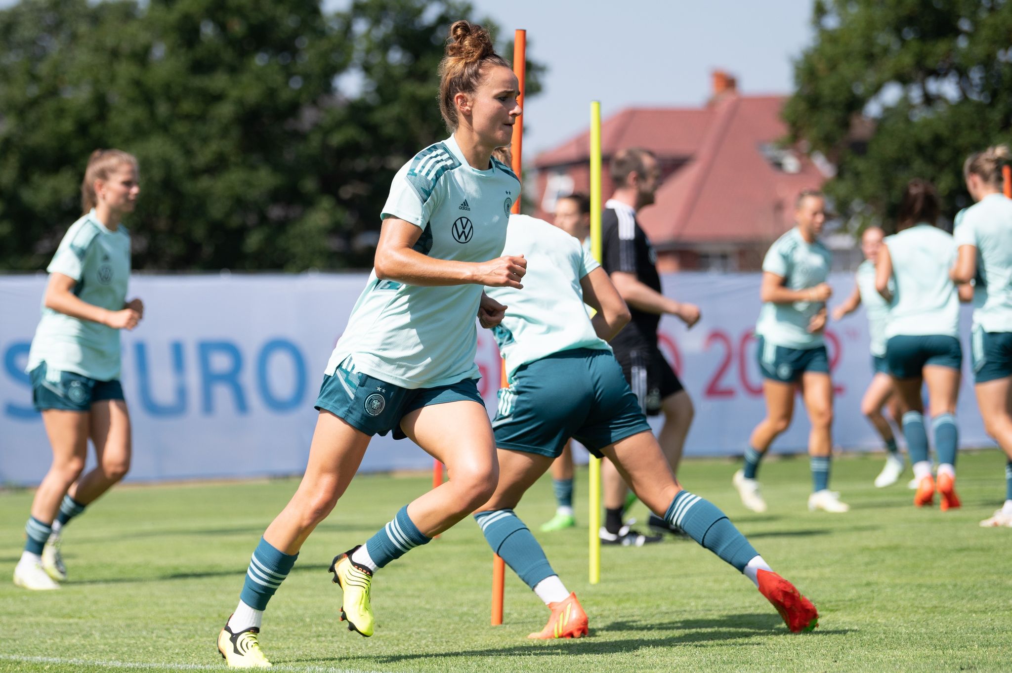 Schüller wieder auf dem Platz: DFB-Frauen trotzen der Hitze