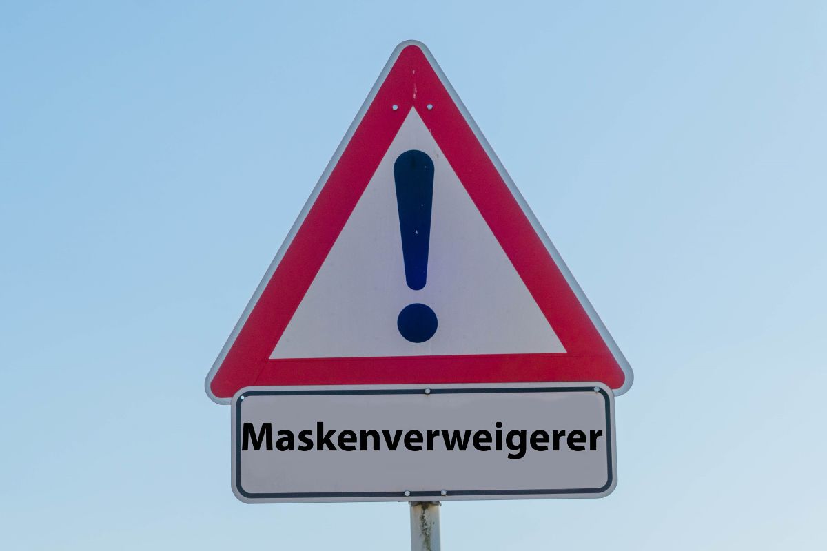 Schleswig-Holstein: Maskenverweigerer rastet in Zug völlig aus