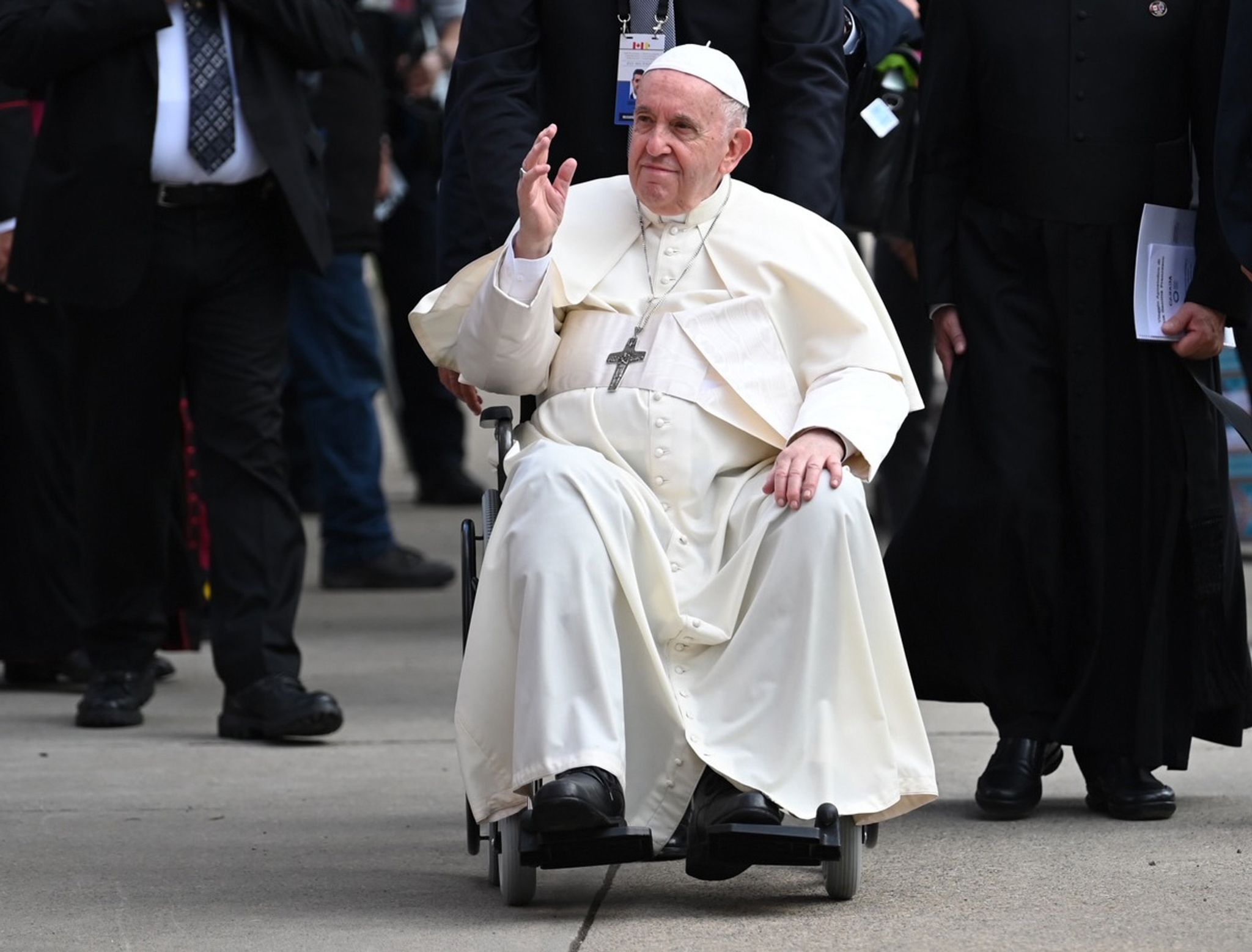 Papst Franziskus büxt im Rollstuhl aus