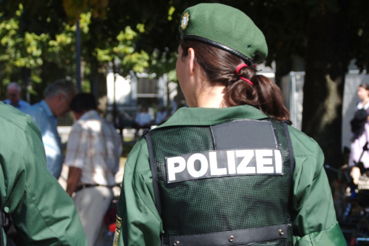 NRW: Polizeibeamtin raubt Seniorin aus