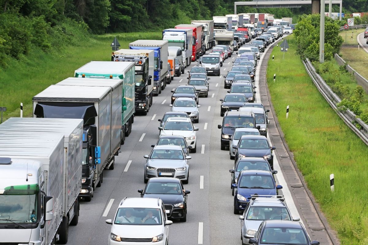 Tote & Verletzte nach Horror-Unfall auf Autobahn – Stundenlange Vollsperrung