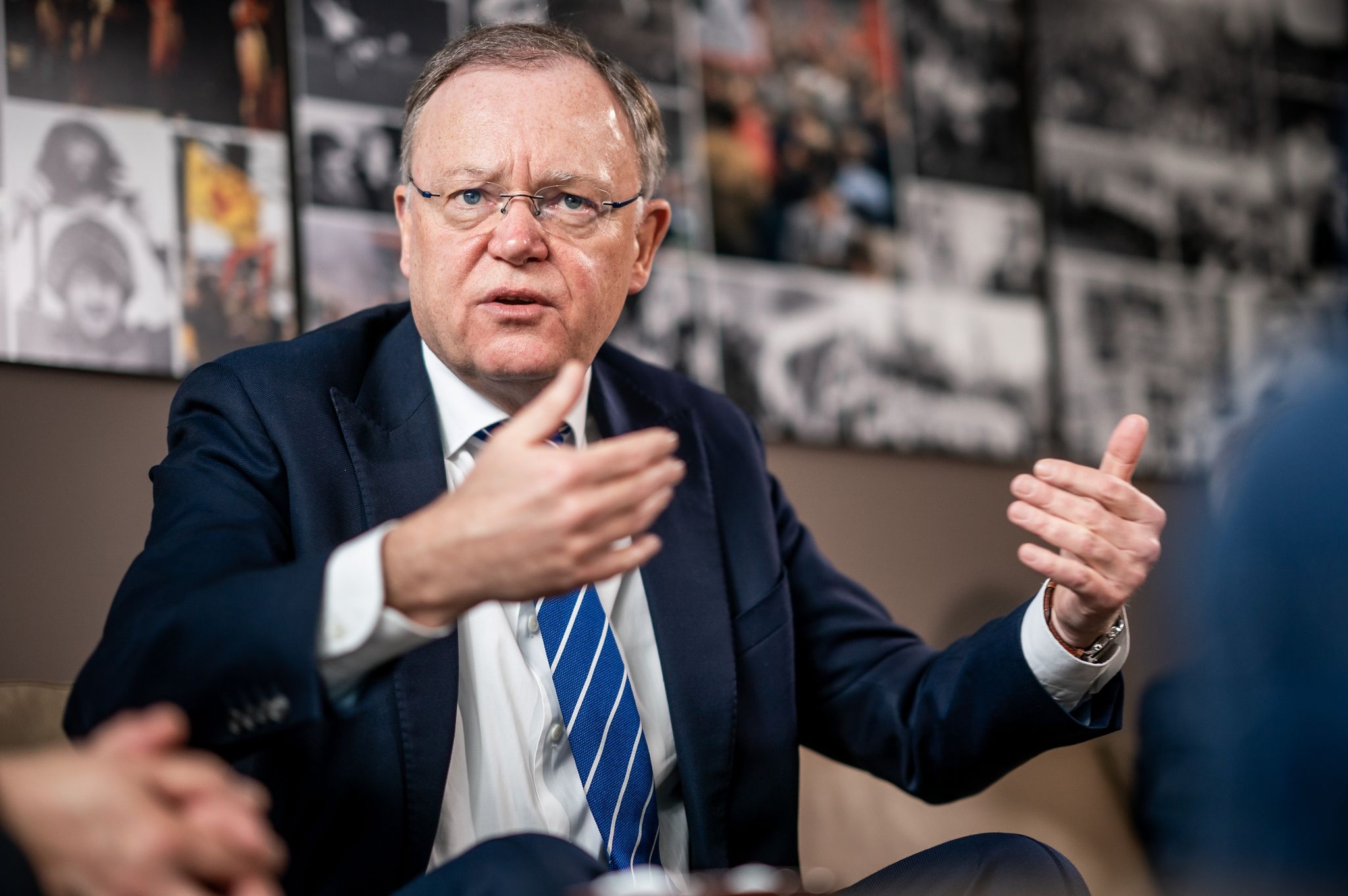 Regierungschef Weil kritisiert Altkanzler Schröder