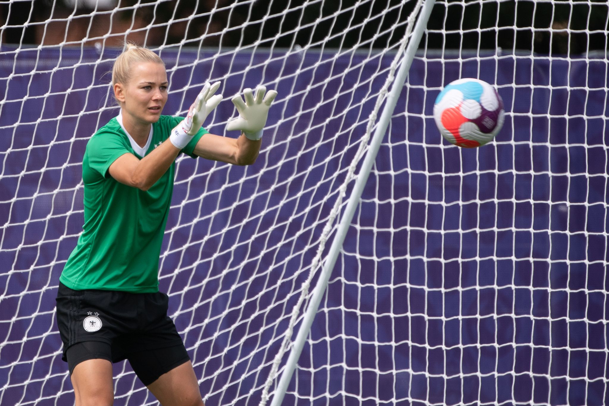 Filigrane Nationaltorhüterin Frohms klar die Nummer 1