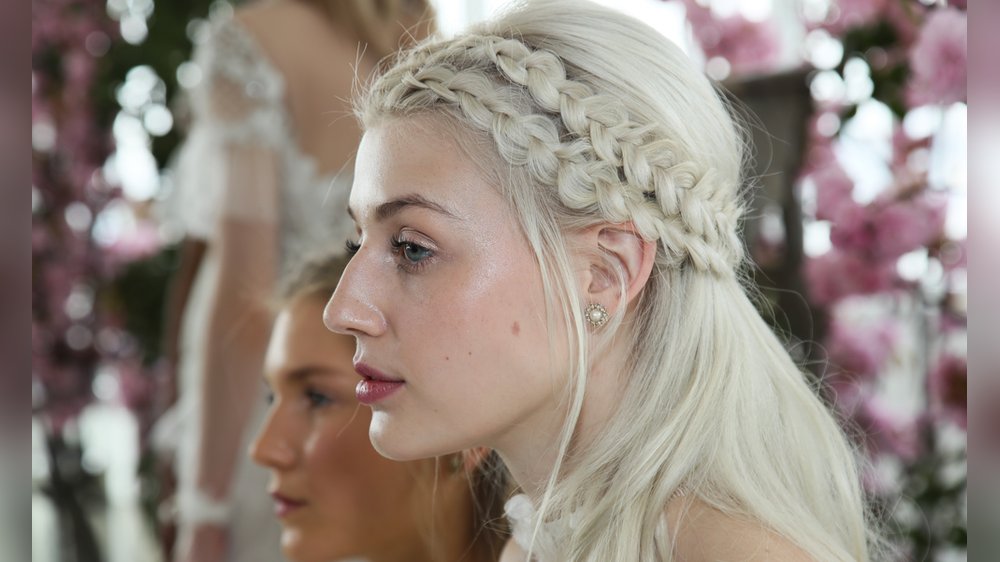 Von cool bis romantisch: Einfache Frisuren für Hochzeitsgäste