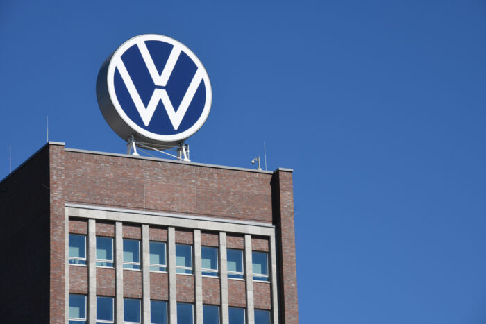 Das Markenhochhaus vom Volkswagen auf dem Gelände vom VW Werk Wolfsburg.