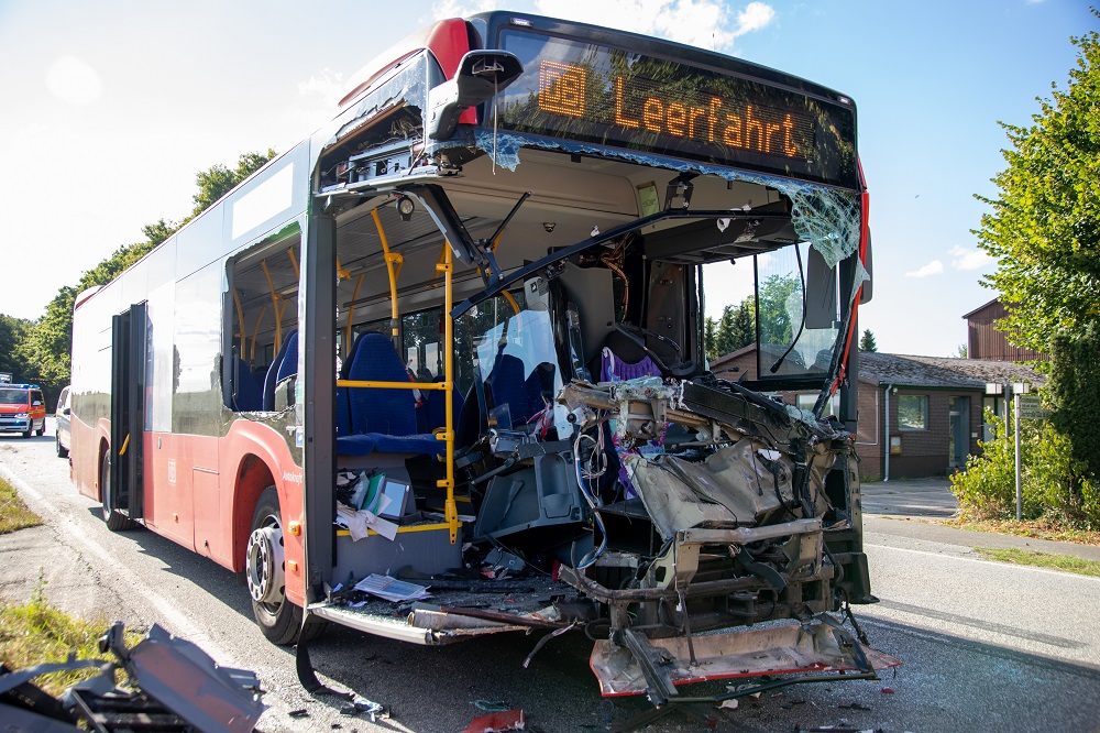 Tödlicher Verkehrsunfall: Linien-Bus rammt LKW