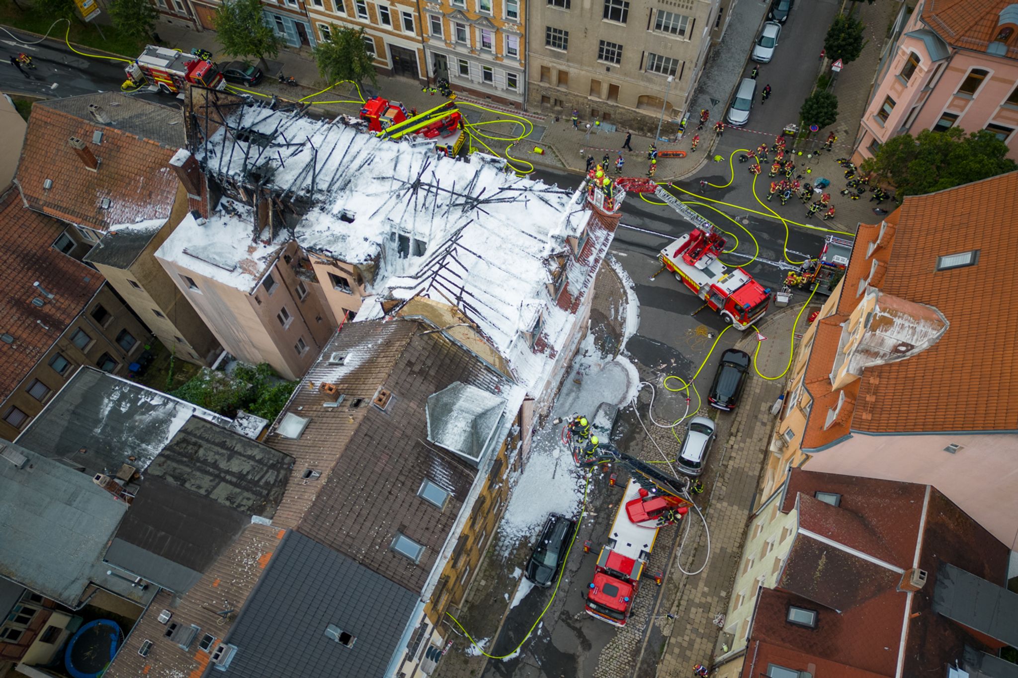 Vier Tote bei Wohnhausbrand – Verdächtiger stellt sich