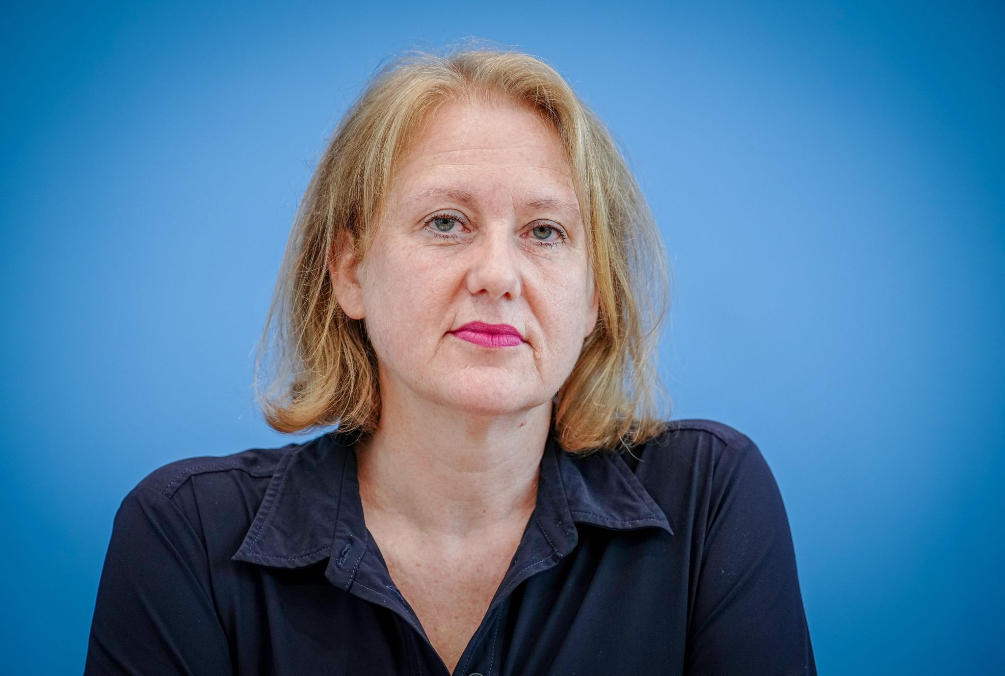 Berlin: Anschlag auf Ministerin – Aufruhr in der Regierung!