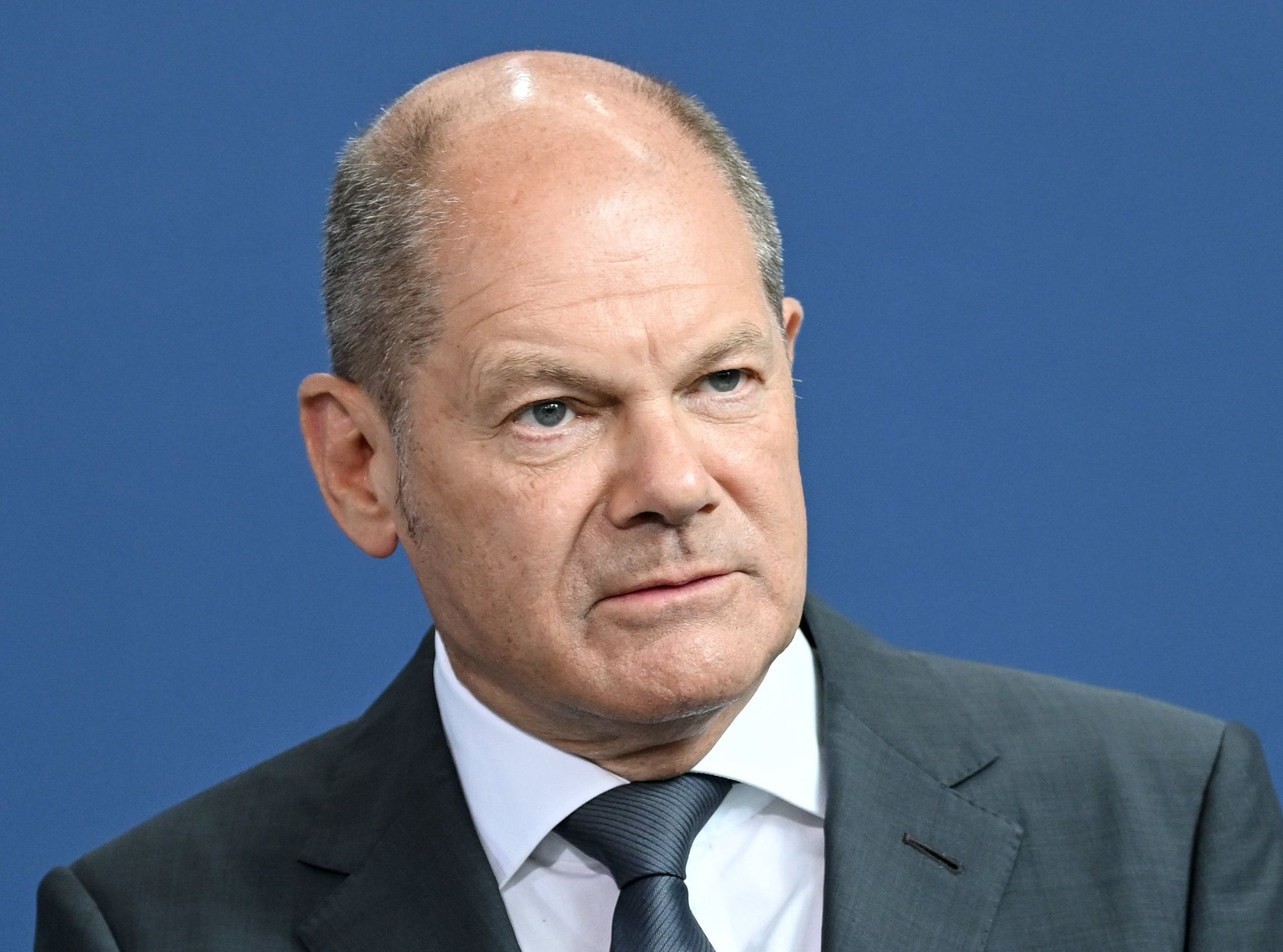 Scholz sichert Bürgern Hilfen und der Ukraine Waffen zu