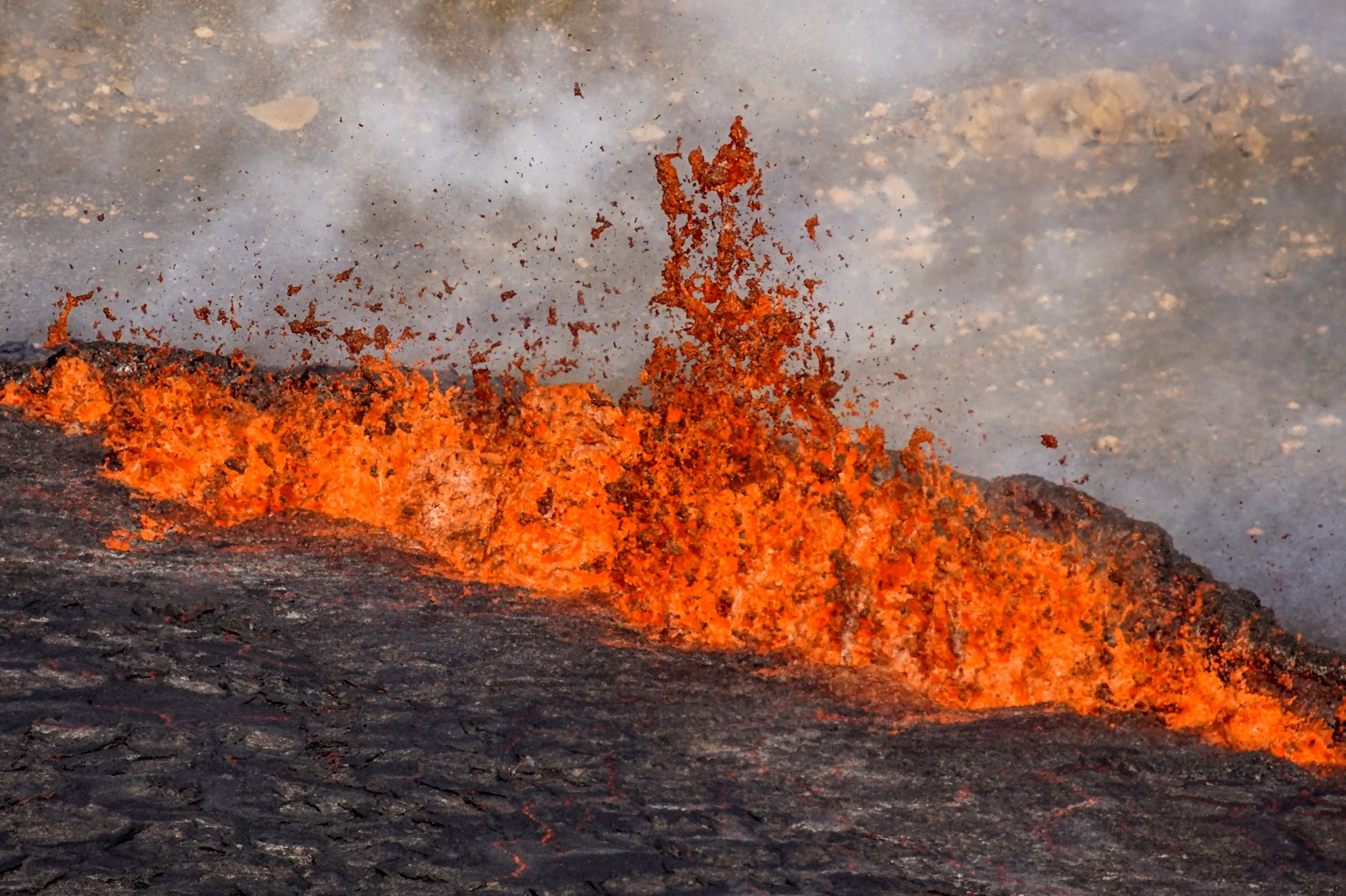 Erdspalte auf Island spuckt weiter Lava