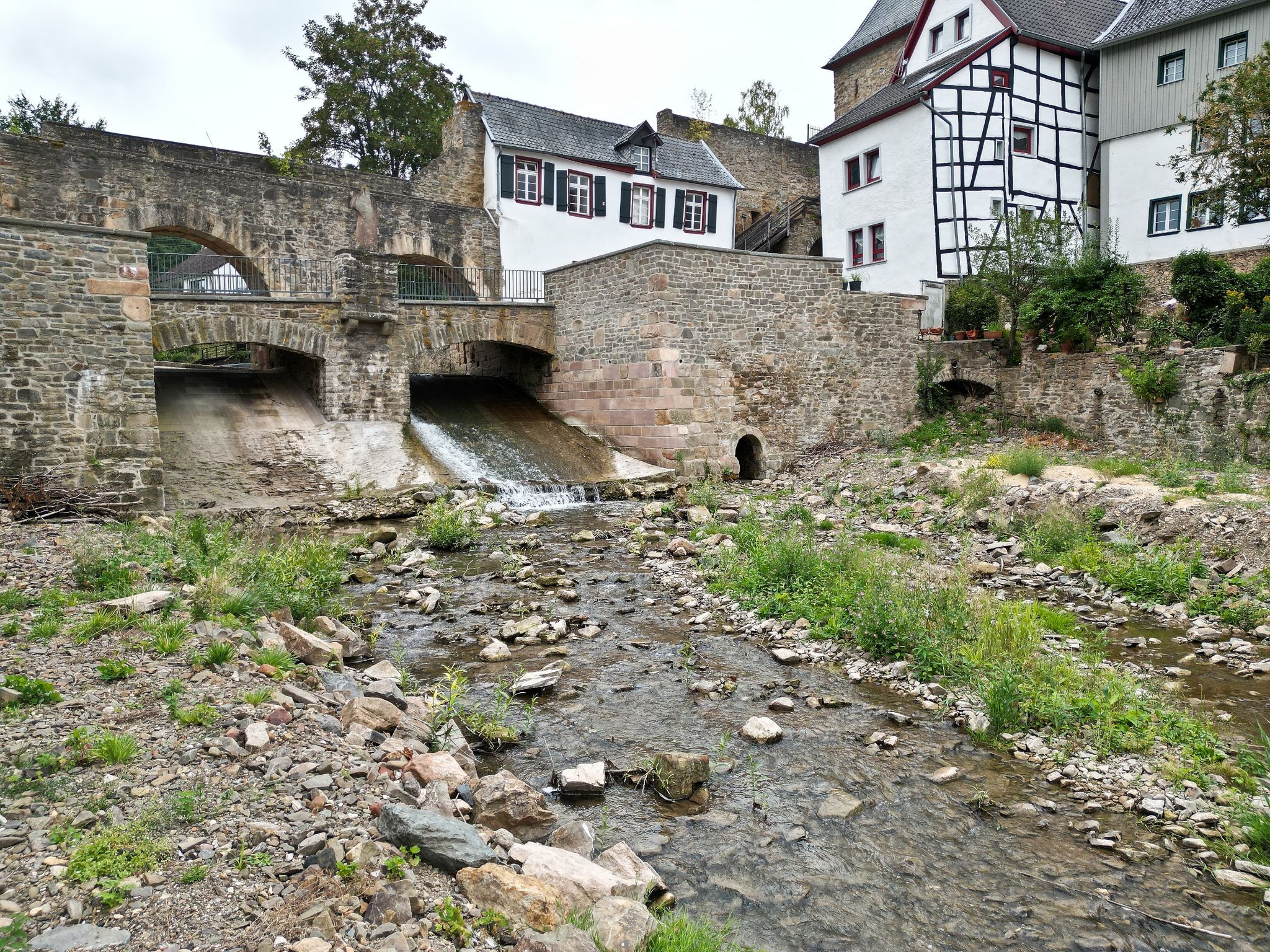 Hochwasser und Rinnsal – Erft hat mehr Kies als Wasser
