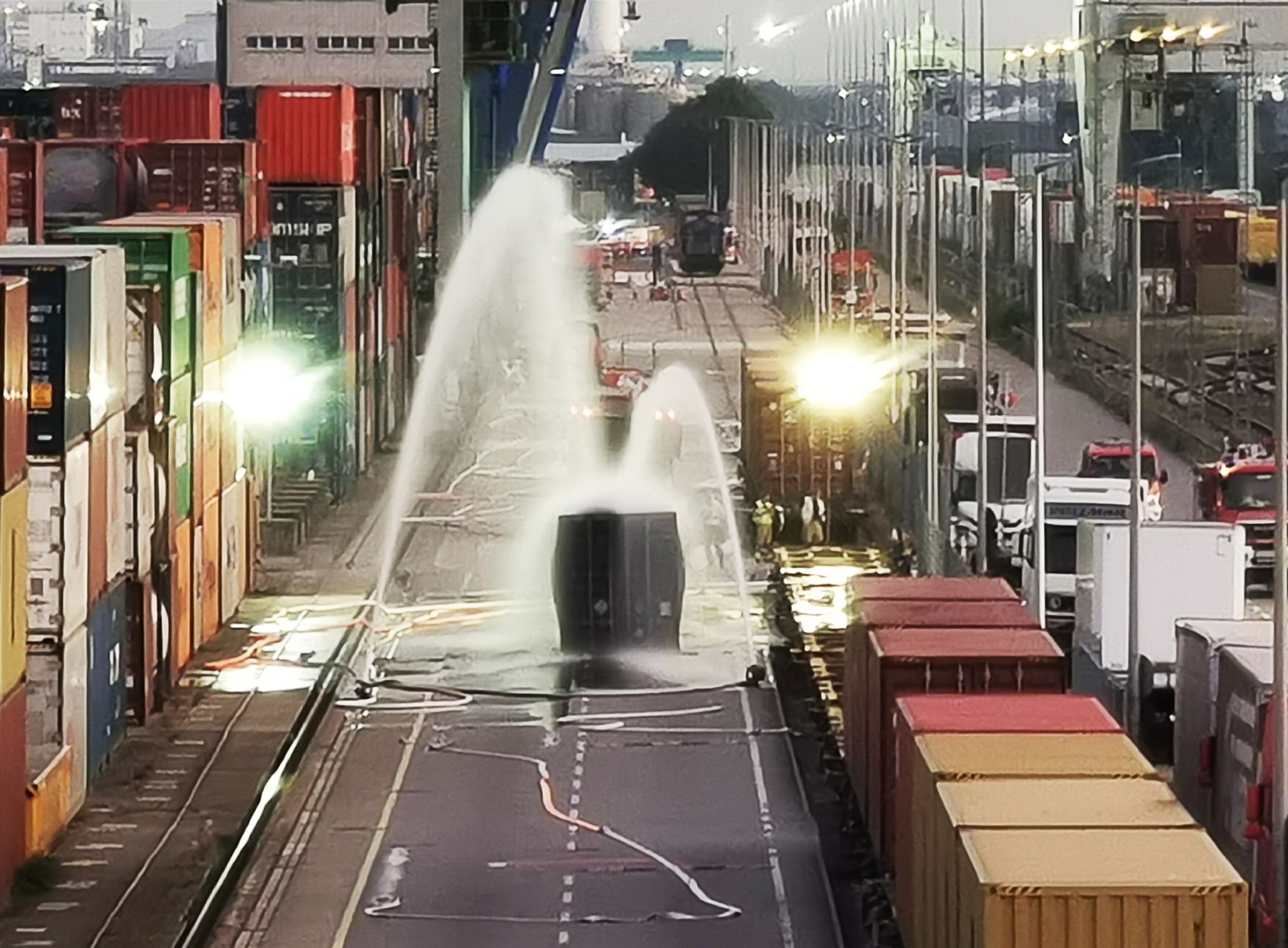 Feuerwehr rechnet nach Chemieunfall mit langem Einsatz