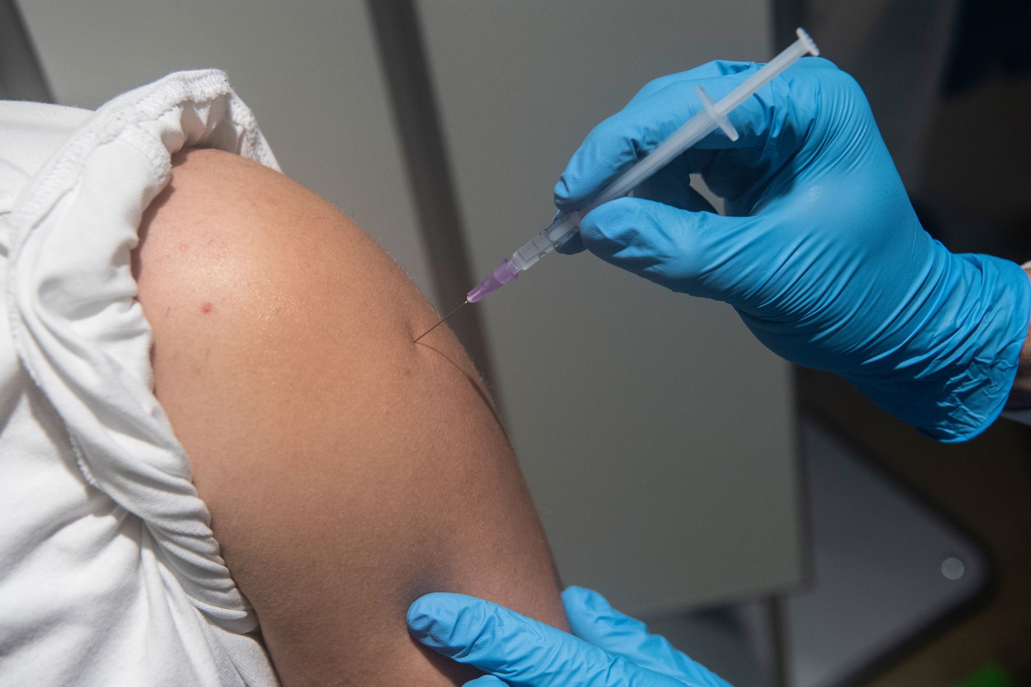 Immunologe: Mit Viertimpfung auf angepasste Vakzine warten