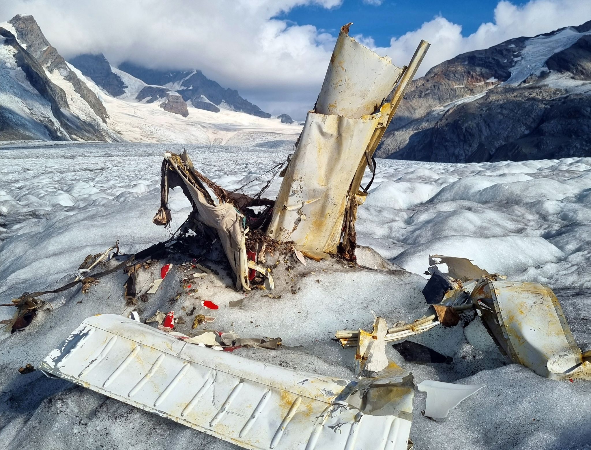 Schmelzender Gletscher gibt Flugzeugwrack frei