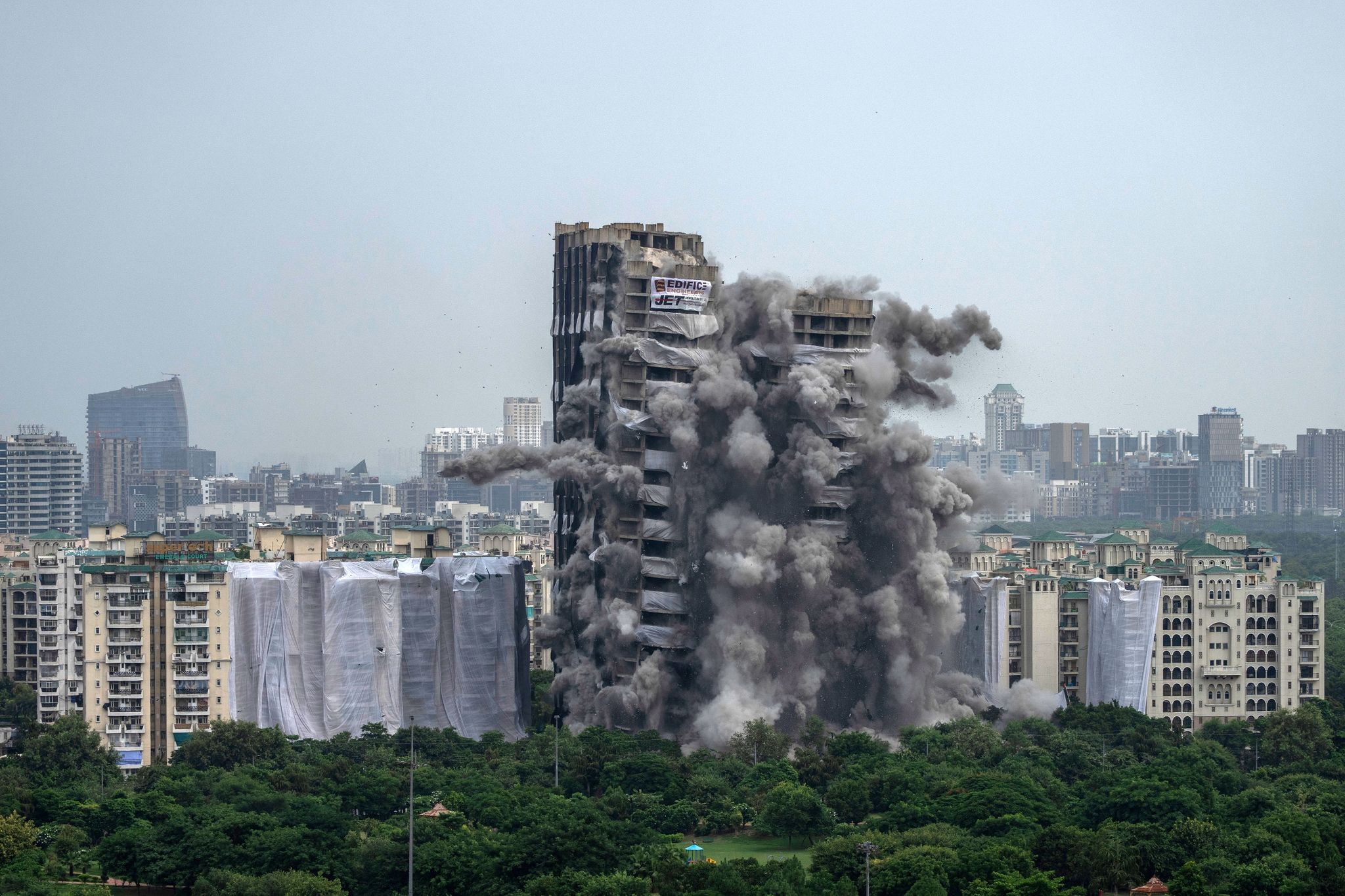 Zwei Hochhäuser in Indien gesprengt