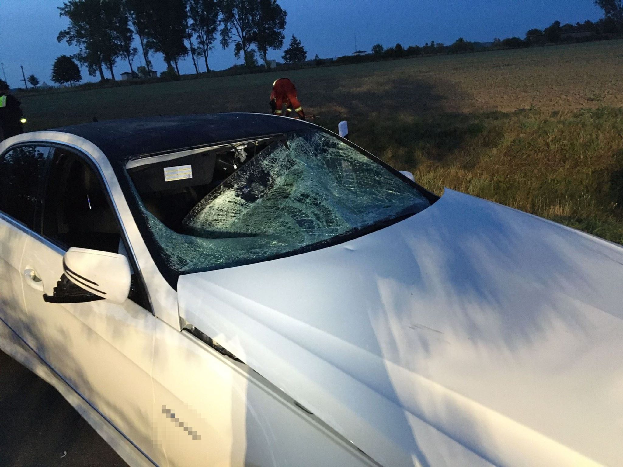 Auto fährt in Menschengruppe – Vier Schwerverletzte