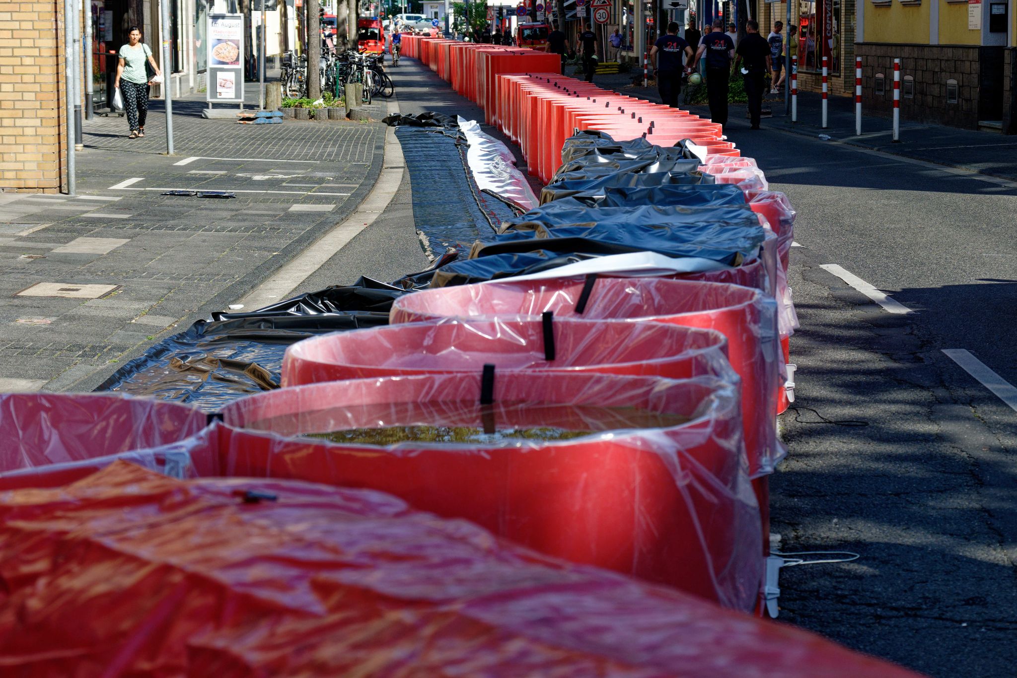 Probeaufbau eines mobilen Hochwasserschutzsystems in Bonn