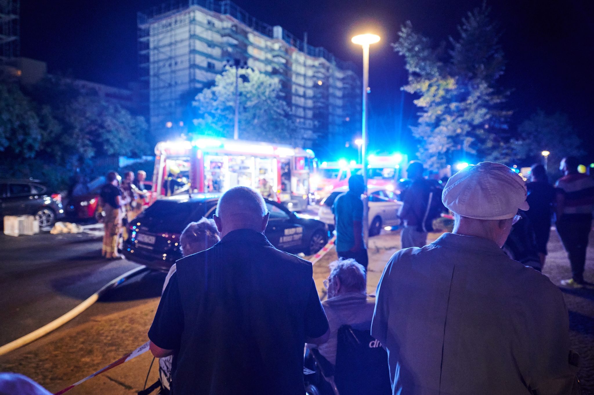 Feuerball bei Brand auf Dach von Berliner Mietshaus