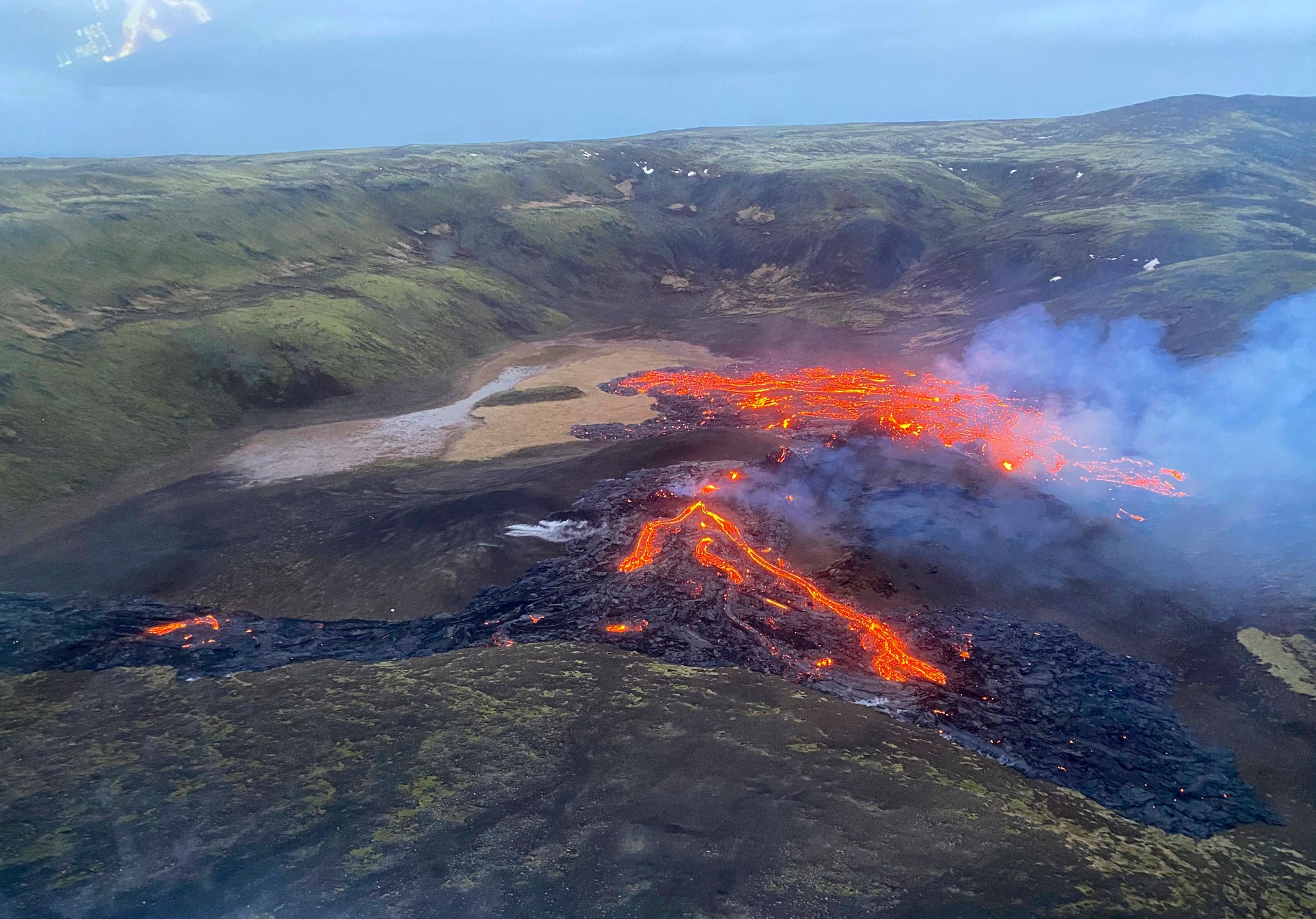 Vulkanausbruch auf Island – Lava sprudelt aus der Erde