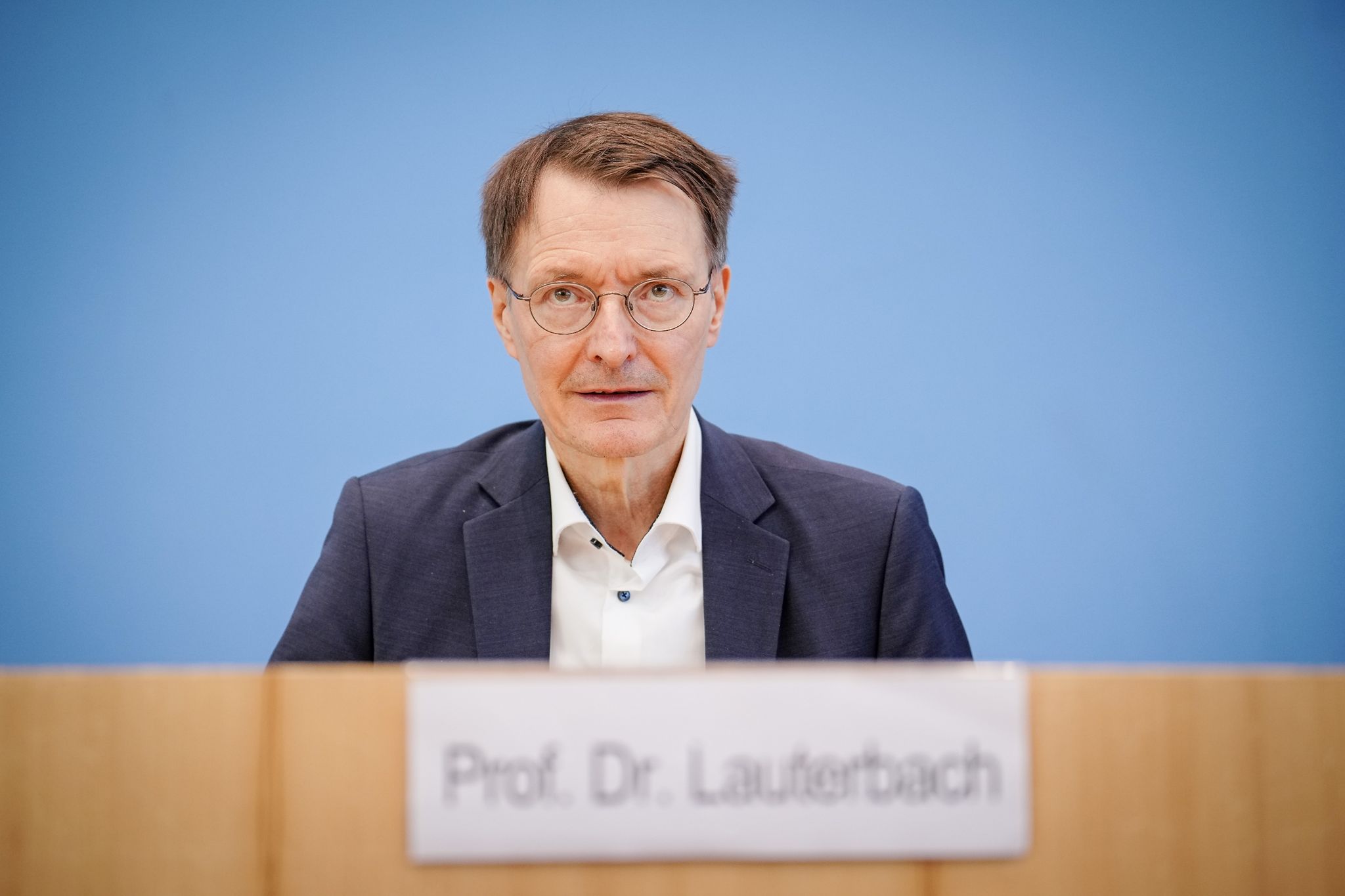 Anzeige gegen Karl Lauterbach: Minister missachtet selber Corona-Regeln!