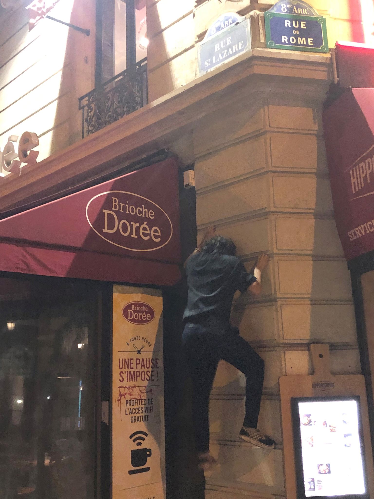 Parkour-Sportler schalten Lichter in Paris aus