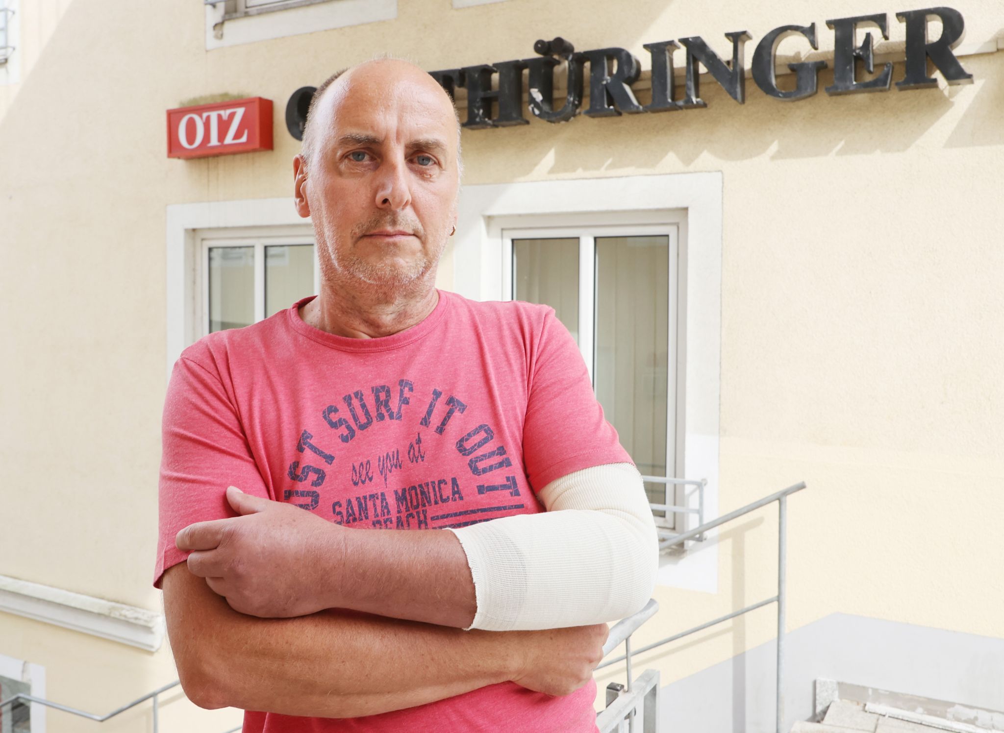 Politiker greift Reporter an